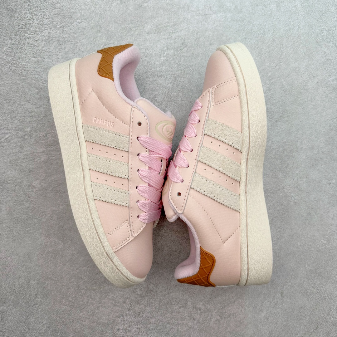 图片[3]-＃C版纯原 AD Originals Campus 00s 学院系列面包风经典复古低帮百搭休闲运动板鞋 IH3280 原鞋开发 正确版型 市面唯一全鞋采用原厂头层SD皮料 正确宽版鞋盒 清洁度完美 诠释最高工艺 这次 Originals 选择了以经典复古鞋型 Campus 为蓝本打造全新面包鞋 这款鞋型联名不断 冠希当年对它更是钟爱有加 论牌面丝毫不输贝壳头、Forum 等大热鞋型 这次 Campus 一改 80 年代的瘦长造型 鞋舌、鞋身、鞋底甚至细节都变大了 营造出千禧年前后流行的面包鞋宽大廓形 因此鞋名改为 Campus 00s 鞋身采用绒面皮料搭配白色常规皮革 质感上还是延续了经典 Campus 的设计 鞋舌填充更加饱满 让鞋款整体看起来更加圆润 搭配上这款浅蓝配色「蓝胖子」造型真的很可爱 鞋舌还加入了与以往 Campus 不同的全新三叶草 Logo 令造型更具千禧气息 鞋带也采用了加宽的设计 如果你不喜欢 这次还附送了传统鞋带可以替换 鞋底采用了米黄做旧设计 凸显鞋款的复古年代感 除了清新可人的浅蓝配色 还有一款酷灰配色 造型更加硬朗复古 而且相比浅蓝配色更加耐脏 尺码：36 36⅔ 37⅓ 38 38⅔ 39⅓ 40 40⅔ 41⅓ 42 42⅔ 43⅓ 44 44 ⅓ 45-选品中心
