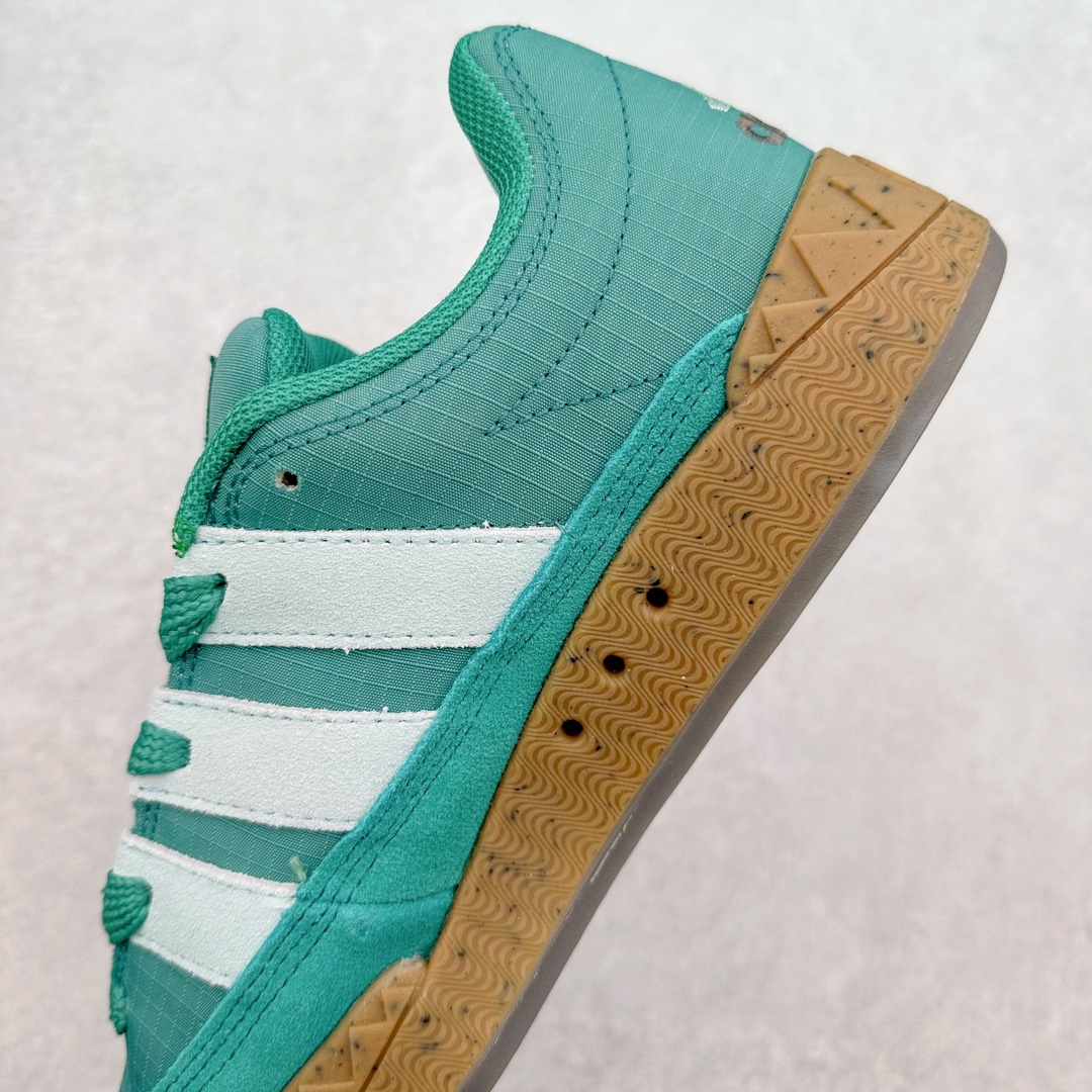图片[7]-＃C版纯原 AD Originals Campus 00s 学院系列面包风经典复古低帮百搭休闲运动板鞋 IE3931 原鞋开发 正确版型 市面唯一全鞋采用原厂头层SD皮料 正确宽版鞋盒 清洁度完美 诠释最高工艺 这次 Originals 选择了以经典复古鞋型 Campus 为蓝本打造全新面包鞋 这款鞋型联名不断 冠希当年对它更是钟爱有加 论牌面丝毫不输贝壳头、Forum 等大热鞋型 这次 Campus 一改 80 年代的瘦长造型 鞋舌、鞋身、鞋底甚至细节都变大了 营造出千禧年前后流行的面包鞋宽大廓形 因此鞋名改为 Campus 00s 鞋身采用绒面皮料搭配白色常规皮革 质感上还是延续了经典 Campus 的设计 鞋舌填充更加饱满 让鞋款整体看起来更加圆润 搭配上这款浅蓝配色「蓝胖子」造型真的很可爱 鞋舌还加入了与以往 Campus 不同的全新三叶草 Logo 令造型更具千禧气息 鞋带也采用了加宽的设计 如果你不喜欢 这次还附送了传统鞋带可以替换 鞋底采用了米黄做旧设计 凸显鞋款的复古年代感 除了清新可人的浅蓝配色 还有一款酷灰配色 造型更加硬朗复古 而且相比浅蓝配色更加耐脏 尺码：36 36⅔ 37⅓ 38 38⅔ 39⅓ 40 40⅔ 41⅓ 42 42⅔ 43⅓ 44 44 ⅓ 45-选品中心