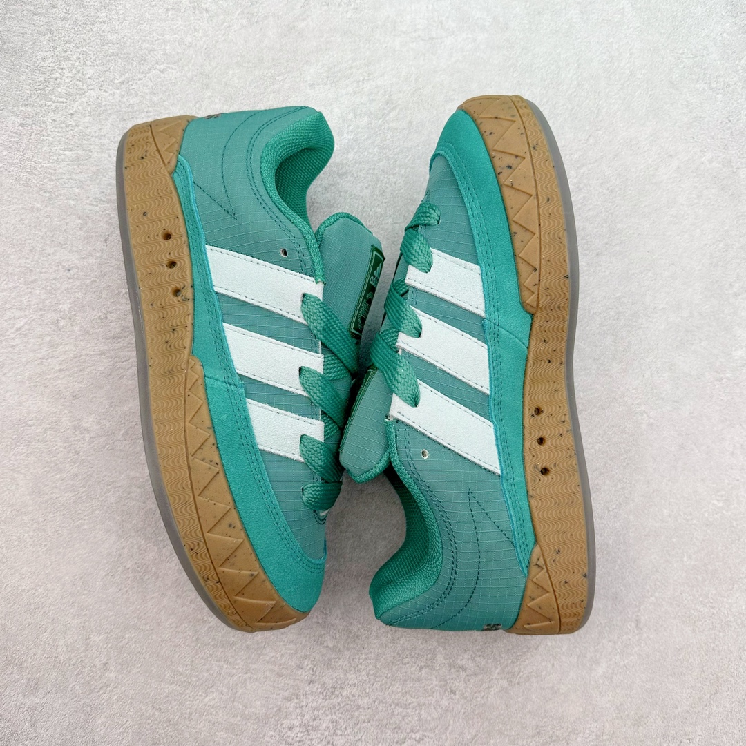 图片[3]-＃C版纯原 AD Originals Campus 00s 学院系列面包风经典复古低帮百搭休闲运动板鞋 IE3931 原鞋开发 正确版型 市面唯一全鞋采用原厂头层SD皮料 正确宽版鞋盒 清洁度完美 诠释最高工艺 这次 Originals 选择了以经典复古鞋型 Campus 为蓝本打造全新面包鞋 这款鞋型联名不断 冠希当年对它更是钟爱有加 论牌面丝毫不输贝壳头、Forum 等大热鞋型 这次 Campus 一改 80 年代的瘦长造型 鞋舌、鞋身、鞋底甚至细节都变大了 营造出千禧年前后流行的面包鞋宽大廓形 因此鞋名改为 Campus 00s 鞋身采用绒面皮料搭配白色常规皮革 质感上还是延续了经典 Campus 的设计 鞋舌填充更加饱满 让鞋款整体看起来更加圆润 搭配上这款浅蓝配色「蓝胖子」造型真的很可爱 鞋舌还加入了与以往 Campus 不同的全新三叶草 Logo 令造型更具千禧气息 鞋带也采用了加宽的设计 如果你不喜欢 这次还附送了传统鞋带可以替换 鞋底采用了米黄做旧设计 凸显鞋款的复古年代感 除了清新可人的浅蓝配色 还有一款酷灰配色 造型更加硬朗复古 而且相比浅蓝配色更加耐脏 尺码：36 36⅔ 37⅓ 38 38⅔ 39⅓ 40 40⅔ 41⅓ 42 42⅔ 43⅓ 44 44 ⅓ 45-选品中心