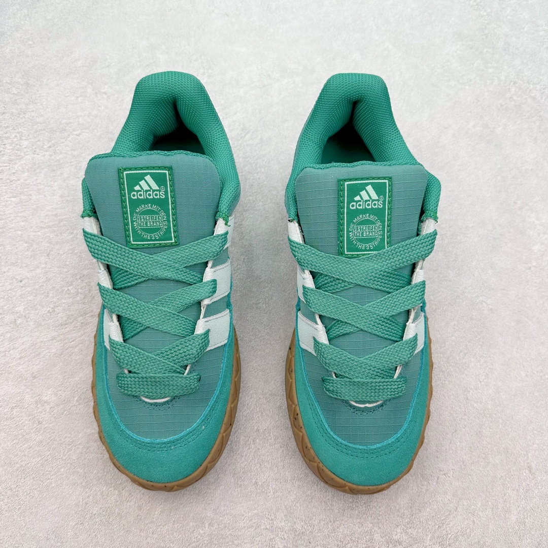 图片[2]-＃C版纯原 AD Originals Campus 00s 学院系列面包风经典复古低帮百搭休闲运动板鞋 IE3931 原鞋开发 正确版型 市面唯一全鞋采用原厂头层SD皮料 正确宽版鞋盒 清洁度完美 诠释最高工艺 这次 Originals 选择了以经典复古鞋型 Campus 为蓝本打造全新面包鞋 这款鞋型联名不断 冠希当年对它更是钟爱有加 论牌面丝毫不输贝壳头、Forum 等大热鞋型 这次 Campus 一改 80 年代的瘦长造型 鞋舌、鞋身、鞋底甚至细节都变大了 营造出千禧年前后流行的面包鞋宽大廓形 因此鞋名改为 Campus 00s 鞋身采用绒面皮料搭配白色常规皮革 质感上还是延续了经典 Campus 的设计 鞋舌填充更加饱满 让鞋款整体看起来更加圆润 搭配上这款浅蓝配色「蓝胖子」造型真的很可爱 鞋舌还加入了与以往 Campus 不同的全新三叶草 Logo 令造型更具千禧气息 鞋带也采用了加宽的设计 如果你不喜欢 这次还附送了传统鞋带可以替换 鞋底采用了米黄做旧设计 凸显鞋款的复古年代感 除了清新可人的浅蓝配色 还有一款酷灰配色 造型更加硬朗复古 而且相比浅蓝配色更加耐脏 尺码：36 36⅔ 37⅓ 38 38⅔ 39⅓ 40 40⅔ 41⅓ 42 42⅔ 43⅓ 44 44 ⅓ 45-选品中心