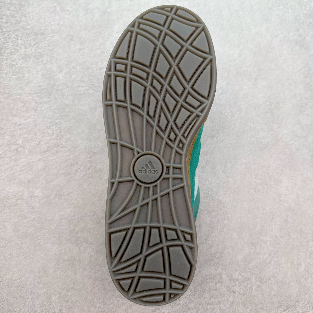 图片[9]-＃C版纯原 AD Originals Campus 00s 学院系列面包风经典复古低帮百搭休闲运动板鞋 IE3931 原鞋开发 正确版型 市面唯一全鞋采用原厂头层SD皮料 正确宽版鞋盒 清洁度完美 诠释最高工艺 这次 Originals 选择了以经典复古鞋型 Campus 为蓝本打造全新面包鞋 这款鞋型联名不断 冠希当年对它更是钟爱有加 论牌面丝毫不输贝壳头、Forum 等大热鞋型 这次 Campus 一改 80 年代的瘦长造型 鞋舌、鞋身、鞋底甚至细节都变大了 营造出千禧年前后流行的面包鞋宽大廓形 因此鞋名改为 Campus 00s 鞋身采用绒面皮料搭配白色常规皮革 质感上还是延续了经典 Campus 的设计 鞋舌填充更加饱满 让鞋款整体看起来更加圆润 搭配上这款浅蓝配色「蓝胖子」造型真的很可爱 鞋舌还加入了与以往 Campus 不同的全新三叶草 Logo 令造型更具千禧气息 鞋带也采用了加宽的设计 如果你不喜欢 这次还附送了传统鞋带可以替换 鞋底采用了米黄做旧设计 凸显鞋款的复古年代感 除了清新可人的浅蓝配色 还有一款酷灰配色 造型更加硬朗复古 而且相比浅蓝配色更加耐脏 尺码：36 36⅔ 37⅓ 38 38⅔ 39⅓ 40 40⅔ 41⅓ 42 42⅔ 43⅓ 44 44 ⅓ 45-选品中心