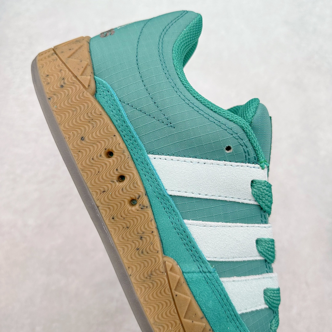 图片[6]-＃C版纯原 AD Originals Campus 00s 学院系列面包风经典复古低帮百搭休闲运动板鞋 IE3931 原鞋开发 正确版型 市面唯一全鞋采用原厂头层SD皮料 正确宽版鞋盒 清洁度完美 诠释最高工艺 这次 Originals 选择了以经典复古鞋型 Campus 为蓝本打造全新面包鞋 这款鞋型联名不断 冠希当年对它更是钟爱有加 论牌面丝毫不输贝壳头、Forum 等大热鞋型 这次 Campus 一改 80 年代的瘦长造型 鞋舌、鞋身、鞋底甚至细节都变大了 营造出千禧年前后流行的面包鞋宽大廓形 因此鞋名改为 Campus 00s 鞋身采用绒面皮料搭配白色常规皮革 质感上还是延续了经典 Campus 的设计 鞋舌填充更加饱满 让鞋款整体看起来更加圆润 搭配上这款浅蓝配色「蓝胖子」造型真的很可爱 鞋舌还加入了与以往 Campus 不同的全新三叶草 Logo 令造型更具千禧气息 鞋带也采用了加宽的设计 如果你不喜欢 这次还附送了传统鞋带可以替换 鞋底采用了米黄做旧设计 凸显鞋款的复古年代感 除了清新可人的浅蓝配色 还有一款酷灰配色 造型更加硬朗复古 而且相比浅蓝配色更加耐脏 尺码：36 36⅔ 37⅓ 38 38⅔ 39⅓ 40 40⅔ 41⅓ 42 42⅔ 43⅓ 44 44 ⅓ 45-选品中心