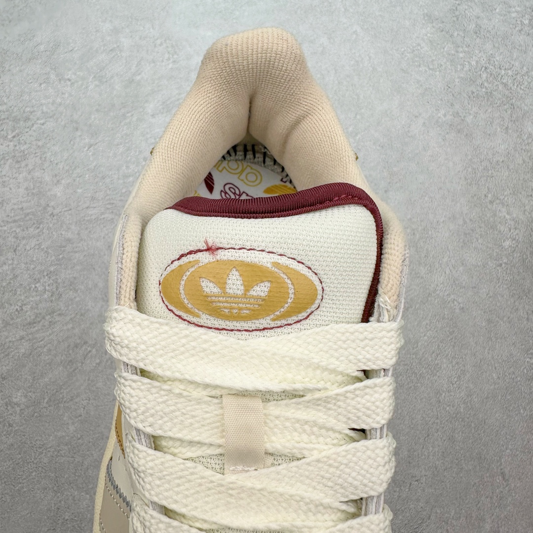 图片[5]-＃C版纯原 AD Originals Campus 00s 学院系列面包风经典复古低帮百搭休闲运动板鞋 IH3278 原鞋开发 正确版型 市面唯一全鞋采用原厂头层SD皮料 正确宽版鞋盒 清洁度完美 诠释最高工艺 这次 Originals 选择了以经典复古鞋型 Campus 为蓝本打造全新面包鞋 这款鞋型联名不断 冠希当年对它更是钟爱有加 论牌面丝毫不输贝壳头、Forum 等大热鞋型 这次 Campus 一改 80 年代的瘦长造型 鞋舌、鞋身、鞋底甚至细节都变大了 营造出千禧年前后流行的面包鞋宽大廓形 因此鞋名改为 Campus 00s 鞋身采用绒面皮料搭配白色常规皮革 质感上还是延续了经典 Campus 的设计 鞋舌填充更加饱满 让鞋款整体看起来更加圆润 搭配上这款浅蓝配色「蓝胖子」造型真的很可爱 鞋舌还加入了与以往 Campus 不同的全新三叶草 Logo 令造型更具千禧气息 鞋带也采用了加宽的设计 如果你不喜欢 这次还附送了传统鞋带可以替换 鞋底采用了米黄做旧设计 凸显鞋款的复古年代感 除了清新可人的浅蓝配色 还有一款酷灰配色 造型更加硬朗复古 而且相比浅蓝配色更加耐脏 尺码：36 36⅔ 37⅓ 38 38⅔ 39⅓ 40 40⅔ 41⅓ 42 42⅔ 43⅓ 44 44 ⅓ 45-选品中心