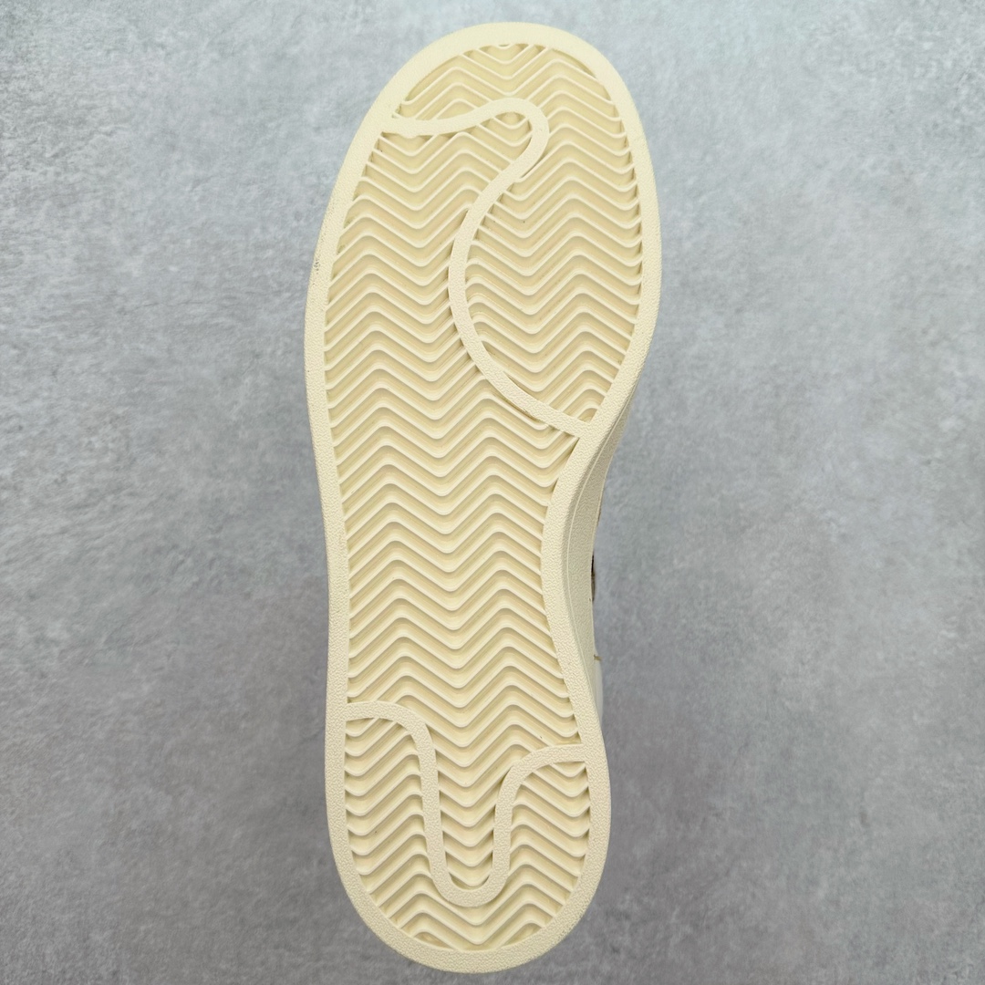 图片[9]-＃C版纯原 AD Originals Campus 00s 学院系列面包风经典复古低帮百搭休闲运动板鞋 IH3278 原鞋开发 正确版型 市面唯一全鞋采用原厂头层SD皮料 正确宽版鞋盒 清洁度完美 诠释最高工艺 这次 Originals 选择了以经典复古鞋型 Campus 为蓝本打造全新面包鞋 这款鞋型联名不断 冠希当年对它更是钟爱有加 论牌面丝毫不输贝壳头、Forum 等大热鞋型 这次 Campus 一改 80 年代的瘦长造型 鞋舌、鞋身、鞋底甚至细节都变大了 营造出千禧年前后流行的面包鞋宽大廓形 因此鞋名改为 Campus 00s 鞋身采用绒面皮料搭配白色常规皮革 质感上还是延续了经典 Campus 的设计 鞋舌填充更加饱满 让鞋款整体看起来更加圆润 搭配上这款浅蓝配色「蓝胖子」造型真的很可爱 鞋舌还加入了与以往 Campus 不同的全新三叶草 Logo 令造型更具千禧气息 鞋带也采用了加宽的设计 如果你不喜欢 这次还附送了传统鞋带可以替换 鞋底采用了米黄做旧设计 凸显鞋款的复古年代感 除了清新可人的浅蓝配色 还有一款酷灰配色 造型更加硬朗复古 而且相比浅蓝配色更加耐脏 尺码：36 36⅔ 37⅓ 38 38⅔ 39⅓ 40 40⅔ 41⅓ 42 42⅔ 43⅓ 44 44 ⅓ 45-选品中心