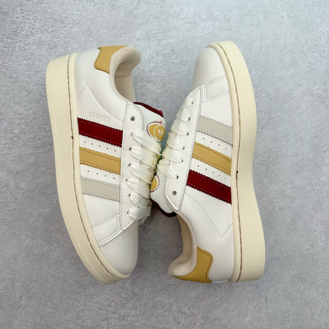 图片[3]-＃C版纯原 AD Originals Campus 00s 学院系列面包风经典复古低帮百搭休闲运动板鞋 IH3278 原鞋开发 正确版型 市面唯一全鞋采用原厂头层SD皮料 正确宽版鞋盒 清洁度完美 诠释最高工艺 这次 Originals 选择了以经典复古鞋型 Campus 为蓝本打造全新面包鞋 这款鞋型联名不断 冠希当年对它更是钟爱有加 论牌面丝毫不输贝壳头、Forum 等大热鞋型 这次 Campus 一改 80 年代的瘦长造型 鞋舌、鞋身、鞋底甚至细节都变大了 营造出千禧年前后流行的面包鞋宽大廓形 因此鞋名改为 Campus 00s 鞋身采用绒面皮料搭配白色常规皮革 质感上还是延续了经典 Campus 的设计 鞋舌填充更加饱满 让鞋款整体看起来更加圆润 搭配上这款浅蓝配色「蓝胖子」造型真的很可爱 鞋舌还加入了与以往 Campus 不同的全新三叶草 Logo 令造型更具千禧气息 鞋带也采用了加宽的设计 如果你不喜欢 这次还附送了传统鞋带可以替换 鞋底采用了米黄做旧设计 凸显鞋款的复古年代感 除了清新可人的浅蓝配色 还有一款酷灰配色 造型更加硬朗复古 而且相比浅蓝配色更加耐脏 尺码：36 36⅔ 37⅓ 38 38⅔ 39⅓ 40 40⅔ 41⅓ 42 42⅔ 43⅓ 44 44 ⅓ 45-选品中心