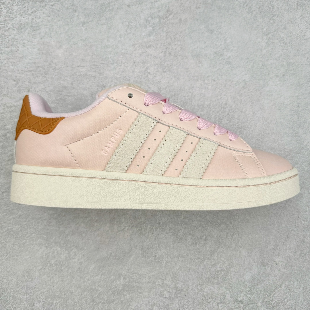 图片[4]-＃C版纯原 AD Originals Campus 00s 学院系列面包风经典复古低帮百搭休闲运动板鞋 IH3266 原鞋开发 正确版型 市面唯一全鞋采用原厂头层SD皮料 正确宽版鞋盒 清洁度完美 诠释最高工艺 这次 Originals 选择了以经典复古鞋型 Campus 为蓝本打造全新面包鞋 这款鞋型联名不断 冠希当年对它更是钟爱有加 论牌面丝毫不输贝壳头、Forum 等大热鞋型 这次 Campus 一改 80 年代的瘦长造型 鞋舌、鞋身、鞋底甚至细节都变大了 营造出千禧年前后流行的面包鞋宽大廓形 因此鞋名改为 Campus 00s 鞋身采用绒面皮料搭配白色常规皮革 质感上还是延续了经典 Campus 的设计 鞋舌填充更加饱满 让鞋款整体看起来更加圆润 搭配上这款浅蓝配色「蓝胖子」造型真的很可爱 鞋舌还加入了与以往 Campus 不同的全新三叶草 Logo 令造型更具千禧气息 鞋带也采用了加宽的设计 如果你不喜欢 这次还附送了传统鞋带可以替换 鞋底采用了米黄做旧设计 凸显鞋款的复古年代感 除了清新可人的浅蓝配色 还有一款酷灰配色 造型更加硬朗复古 而且相比浅蓝配色更加耐脏 尺码：36 36⅔ 37⅓ 38 38⅔ 39⅓ 40 40⅔ 41⅓ 42 42⅔ 43⅓ 44 44 ⅓ 45-选品中心