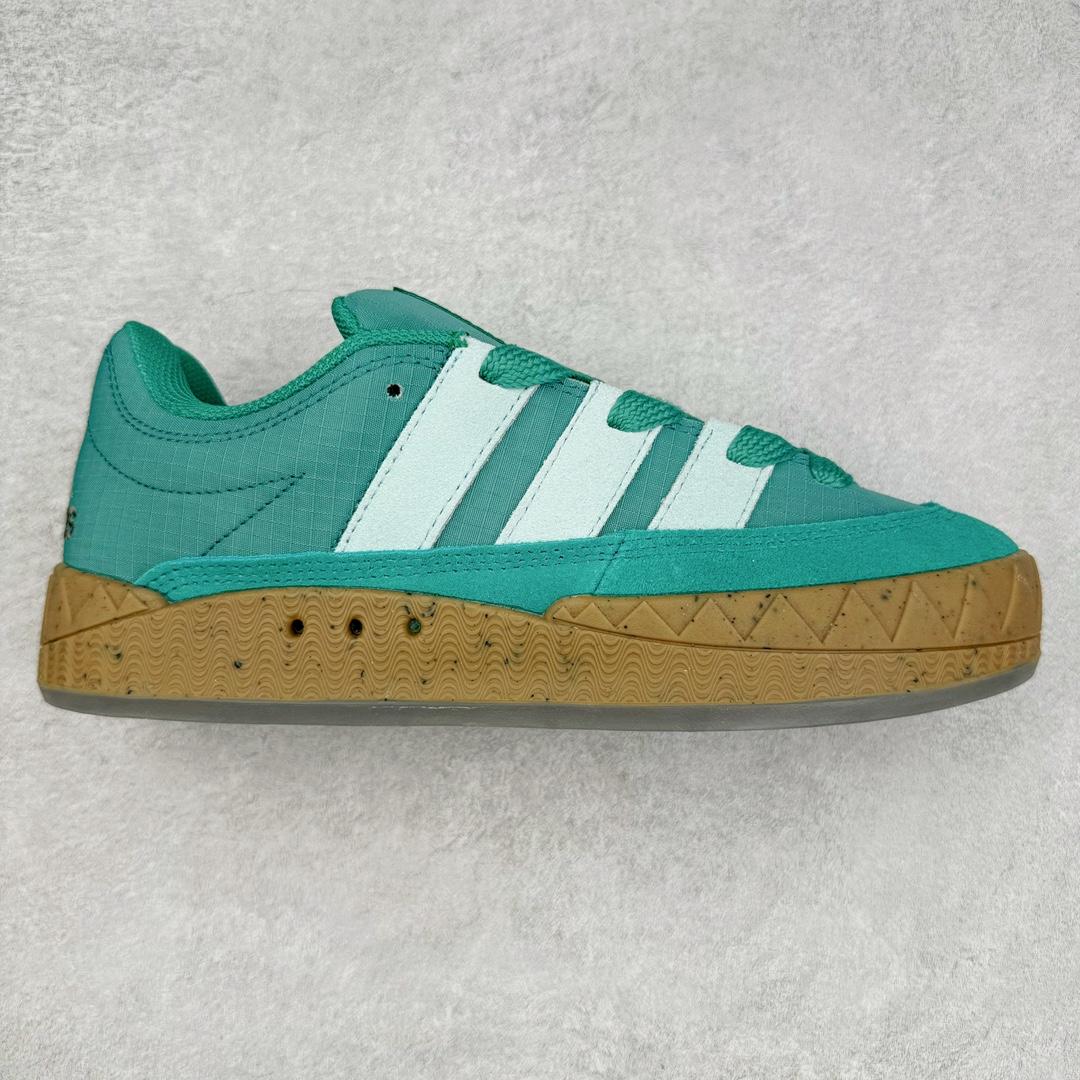 图片[2]-＃C版纯原 AD Originals Campus 00s 学院系列面包风经典复古低帮百搭休闲运动板鞋 IH3266 原鞋开发 正确版型 市面唯一全鞋采用原厂头层SD皮料 正确宽版鞋盒 清洁度完美 诠释最高工艺 这次 Originals 选择了以经典复古鞋型 Campus 为蓝本打造全新面包鞋 这款鞋型联名不断 冠希当年对它更是钟爱有加 论牌面丝毫不输贝壳头、Forum 等大热鞋型 这次 Campus 一改 80 年代的瘦长造型 鞋舌、鞋身、鞋底甚至细节都变大了 营造出千禧年前后流行的面包鞋宽大廓形 因此鞋名改为 Campus 00s 鞋身采用绒面皮料搭配白色常规皮革 质感上还是延续了经典 Campus 的设计 鞋舌填充更加饱满 让鞋款整体看起来更加圆润 搭配上这款浅蓝配色「蓝胖子」造型真的很可爱 鞋舌还加入了与以往 Campus 不同的全新三叶草 Logo 令造型更具千禧气息 鞋带也采用了加宽的设计 如果你不喜欢 这次还附送了传统鞋带可以替换 鞋底采用了米黄做旧设计 凸显鞋款的复古年代感 除了清新可人的浅蓝配色 还有一款酷灰配色 造型更加硬朗复古 而且相比浅蓝配色更加耐脏 尺码：36 36⅔ 37⅓ 38 38⅔ 39⅓ 40 40⅔ 41⅓ 42 42⅔ 43⅓ 44 44 ⅓ 45-选品中心