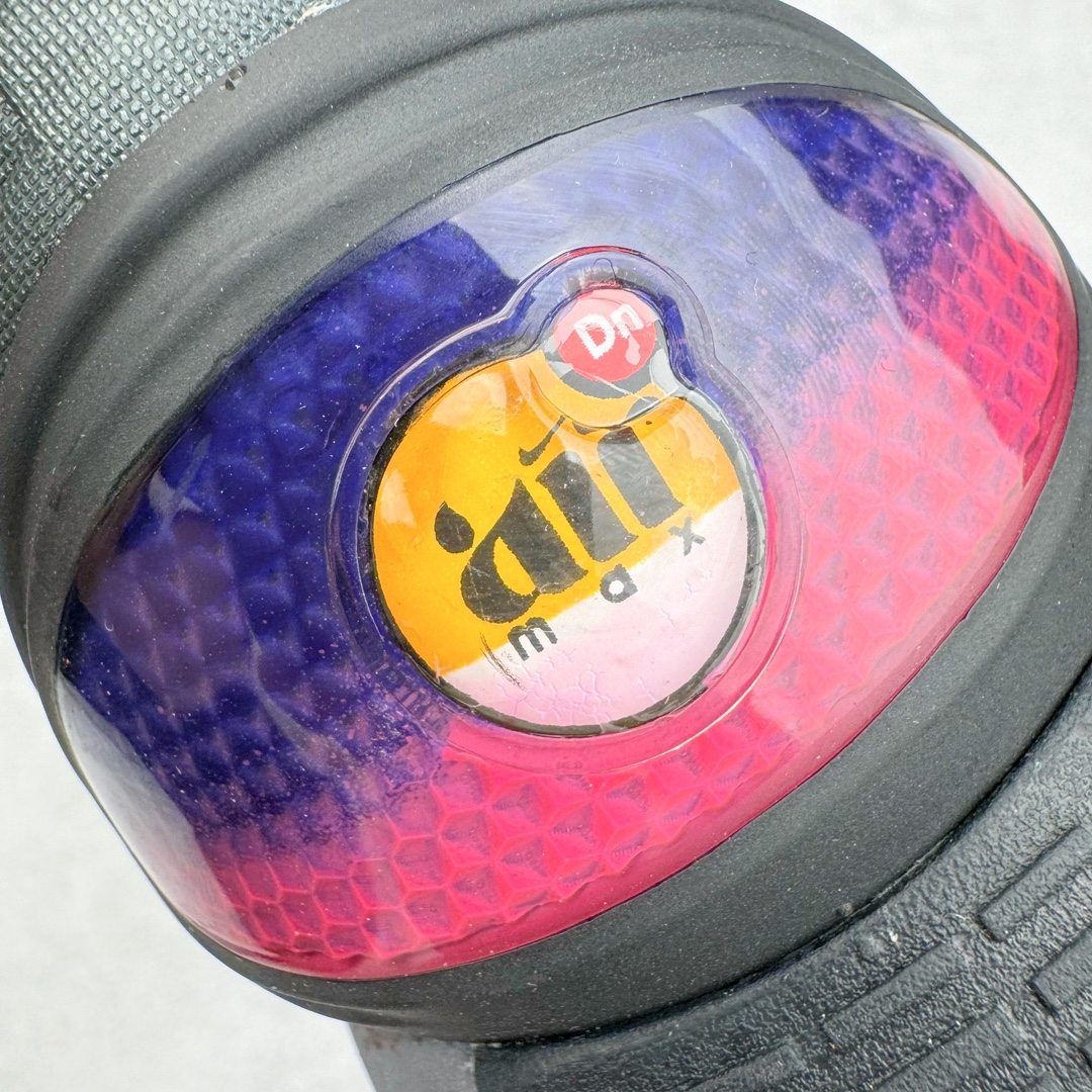 图片[13]-＃Lw纯原 NK Air Max Dn 网布舒适时尚耐磨透气低帮生活气垫休闲鞋 黑紫 货号：DV3337-008 鞋面将延续 Air Max 家族的流线型设计 采用纺织布料打造 鞋底则搭载了全新的DynamicAir技术 由双气室和四根管状Nike Air气囊结构组成 鞋身整体以黑色为主色调 搭配橄榄绿色细节点缀 最大的亮点是侧面带有醒目的\\\”Supreme\\\”字样 彰显特殊的联名身份 尺码：36 36.5 37.5 38 38.5 39 40 40.5 41 42 42.5 43 44 44.5 45-选品中心