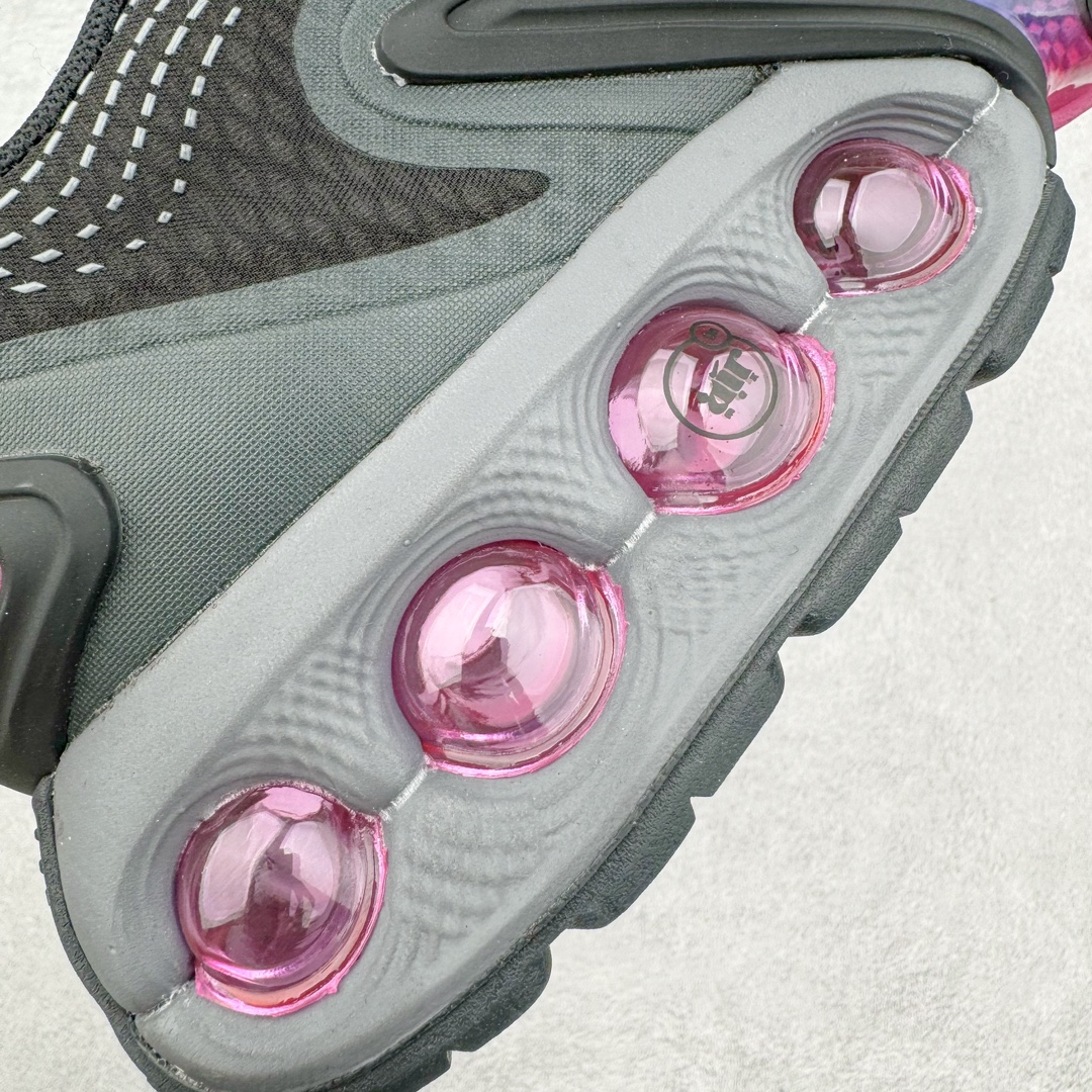 图片[17]-＃Lw纯原 NK Air Max Dn 网布舒适时尚耐磨透气低帮生活气垫休闲鞋 黑紫 货号：DV3337-008 鞋面将延续 Air Max 家族的流线型设计 采用纺织布料打造 鞋底则搭载了全新的DynamicAir技术 由双气室和四根管状Nike Air气囊结构组成 鞋身整体以黑色为主色调 搭配橄榄绿色细节点缀 最大的亮点是侧面带有醒目的\\\”Supreme\\\”字样 彰显特殊的联名身份 尺码：36 36.5 37.5 38 38.5 39 40 40.5 41 42 42.5 43 44 44.5 45-选品中心