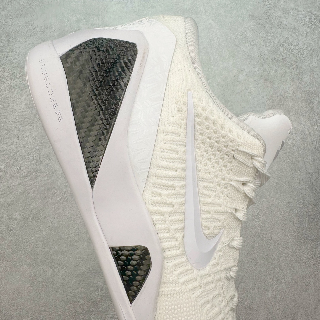 图片[6]-NK Kobe 9 Elite Protro 科比九代精英款低帮实战篮球鞋 FZ7334-100 设计灵感中与以往几代的耐克 ZOOM KOBE 系列一样，加入了签名，密码，碳板这些元素，在表达它的主人身份的同时，也显示了自己的与众不同。鞋后跟的九条红色代表的则是科比接受跟腱修复手术后的伤疤，象征了科比坚韧的赛场性格。此外，耐克Kobe 9 Elite也用到了耐克最新的 Flyknit科技，在使 耐克Kobe 9 Elite更加轻盈的同时，也变得更有支撑性与耐用性。鞋身两侧以及经常弯折的区域采用的则是更紧密的连接方式。看似夸张的超高帮设计并不会在实战中影响脚的感受，其完美的包裹性并没有降低耐克Kobe 9 Elite本身的灵活性。再夸张的动作，鞋面都会紧紧包裹脚部，丝毫不会影响发挥。尺码：40 40.5 41 42 42.5 43 44 44.5 45 46-选品中心