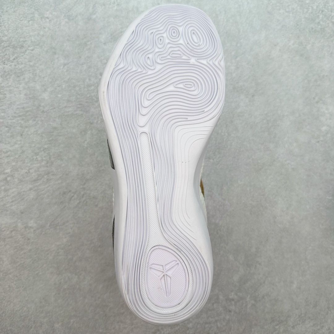 图片[9]-NK Kobe 9 Elite Protro 科比九代精英款低帮实战篮球鞋 FZ7334-100 设计灵感中与以往几代的耐克 ZOOM KOBE 系列一样，加入了签名，密码，碳板这些元素，在表达它的主人身份的同时，也显示了自己的与众不同。鞋后跟的九条红色代表的则是科比接受跟腱修复手术后的伤疤，象征了科比坚韧的赛场性格。此外，耐克Kobe 9 Elite也用到了耐克最新的 Flyknit科技，在使 耐克Kobe 9 Elite更加轻盈的同时，也变得更有支撑性与耐用性。鞋身两侧以及经常弯折的区域采用的则是更紧密的连接方式。看似夸张的超高帮设计并不会在实战中影响脚的感受，其完美的包裹性并没有降低耐克Kobe 9 Elite本身的灵活性。再夸张的动作，鞋面都会紧紧包裹脚部，丝毫不会影响发挥。尺码：40 40.5 41 42 42.5 43 44 44.5 45 46-选品中心