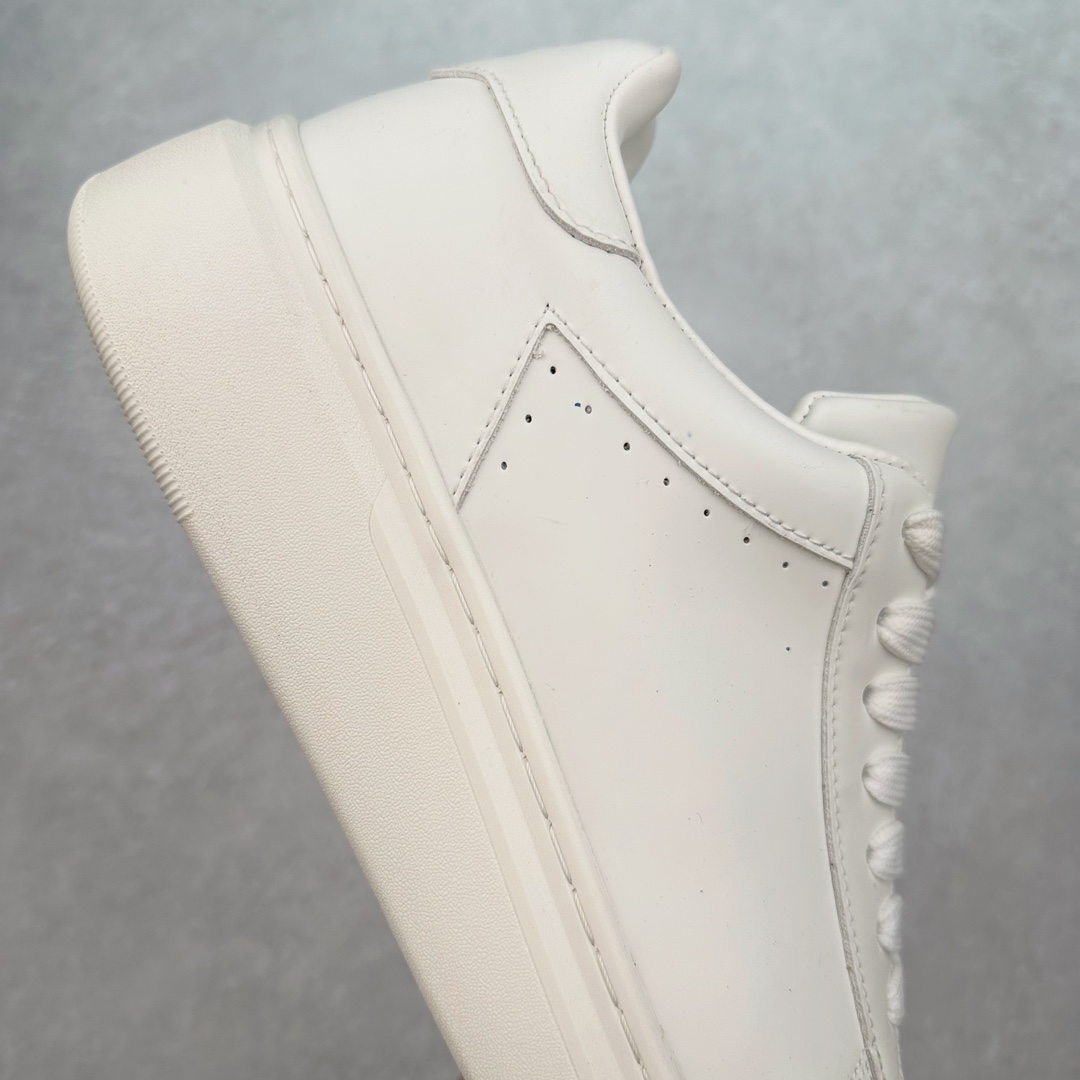 图片[6]-THOM WILLS TW休闲百搭小牛皮小白鞋厚底增高轻便透气舒适低帮板鞋 白色 打破增高鞋厚重且实际增高效果不理想的常规设计，多次调整鞋身线条与内部结构，保留轻便外形，超越同类鞋履的增高效果，舒适增高约5CM。LONDON MIST小牛皮，雾面哑光，质地顺滑细腻，尽显高阶质感，更挺括耐折，舒适时髦。内里牛皮包裹，经水染工艺处理，质地柔软，毛孔细腻，吸汗透气，长时间穿着仍可保持脚部清爽。发泡鞋底柔软轻盈，弹性减震，防滑耐磨。仿生工艺结构更符合亚洲人群足弓构造，降低负担，品牌标识展示时尚态度。尺码：35 36 37 38 39 40 41 42 43 44 45-选品中心