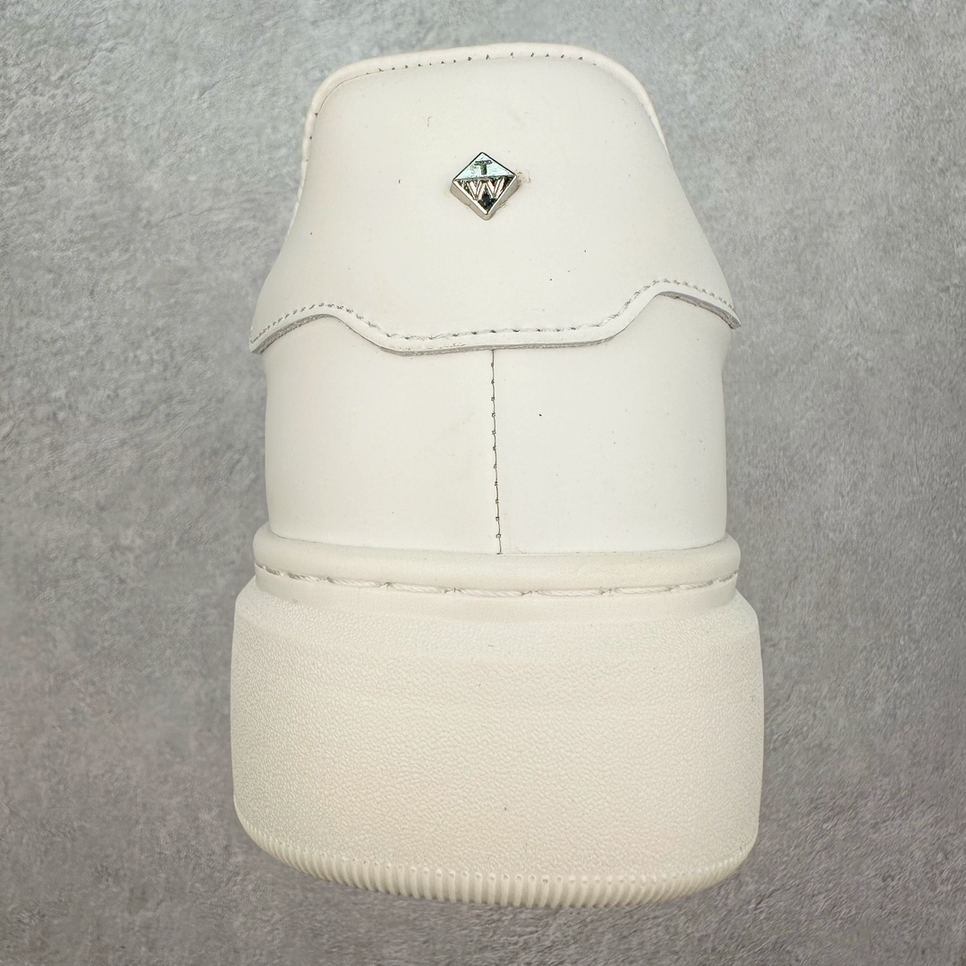 图片[8]-THOM WILLS TW休闲百搭小牛皮小白鞋厚底增高轻便透气舒适低帮板鞋 白色 打破增高鞋厚重且实际增高效果不理想的常规设计，多次调整鞋身线条与内部结构，保留轻便外形，超越同类鞋履的增高效果，舒适增高约5CM。LONDON MIST小牛皮，雾面哑光，质地顺滑细腻，尽显高阶质感，更挺括耐折，舒适时髦。内里牛皮包裹，经水染工艺处理，质地柔软，毛孔细腻，吸汗透气，长时间穿着仍可保持脚部清爽。发泡鞋底柔软轻盈，弹性减震，防滑耐磨。仿生工艺结构更符合亚洲人群足弓构造，降低负担，品牌标识展示时尚态度。尺码：35 36 37 38 39 40 41 42 43 44 45-选品中心