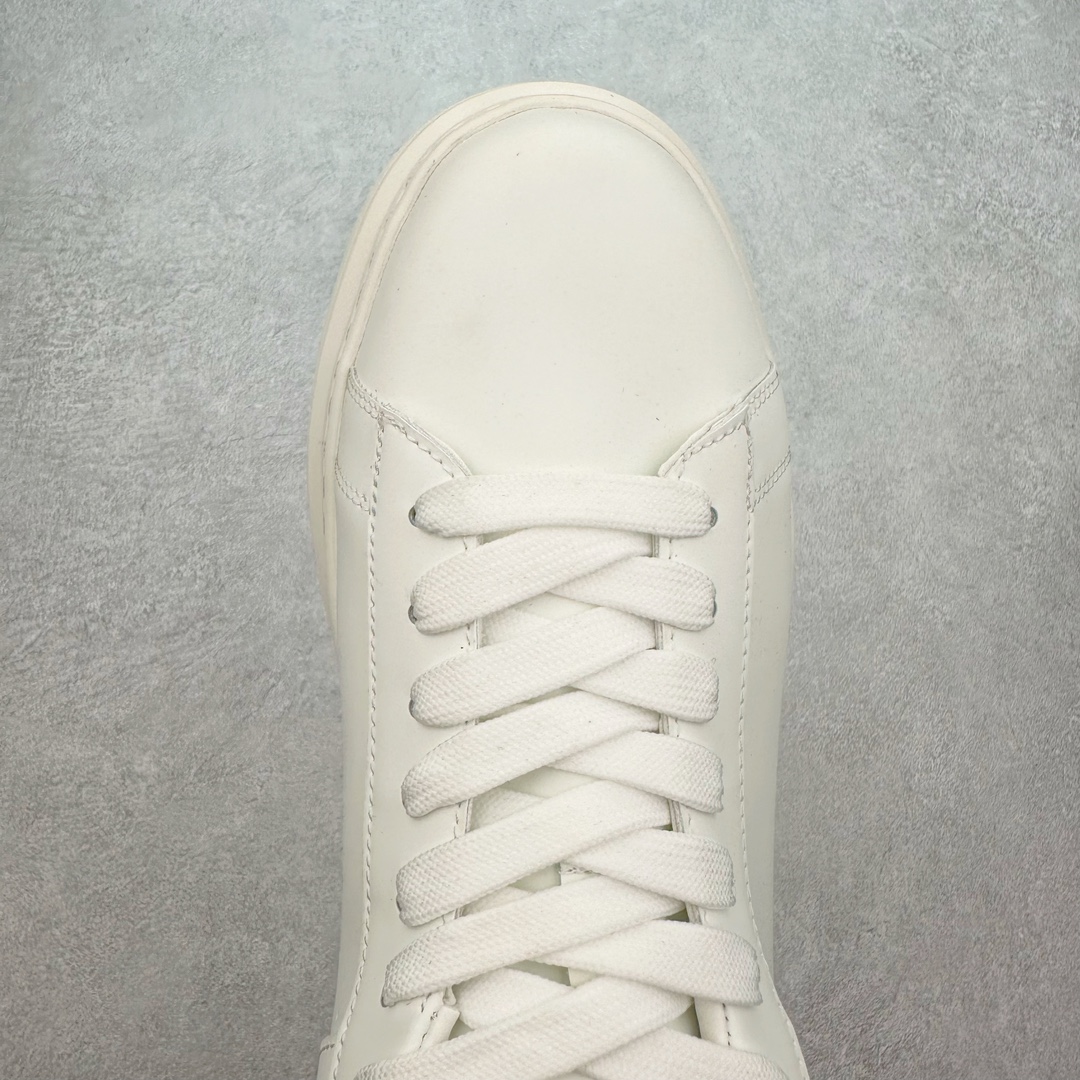 图片[4]-THOM WILLS TW休闲百搭小牛皮小白鞋厚底增高轻便透气舒适低帮板鞋 白色 打破增高鞋厚重且实际增高效果不理想的常规设计，多次调整鞋身线条与内部结构，保留轻便外形，超越同类鞋履的增高效果，舒适增高约5CM。LONDON MIST小牛皮，雾面哑光，质地顺滑细腻，尽显高阶质感，更挺括耐折，舒适时髦。内里牛皮包裹，经水染工艺处理，质地柔软，毛孔细腻，吸汗透气，长时间穿着仍可保持脚部清爽。发泡鞋底柔软轻盈，弹性减震，防滑耐磨。仿生工艺结构更符合亚洲人群足弓构造，降低负担，品牌标识展示时尚态度。尺码：35 36 37 38 39 40 41 42 43 44 45-选品中心