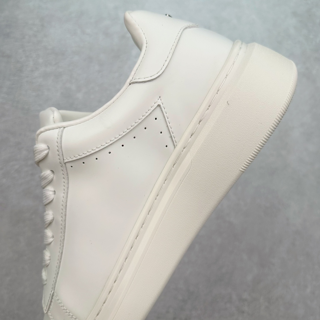 图片[7]-THOM WILLS TW休闲百搭小牛皮小白鞋厚底增高轻便透气舒适低帮板鞋 白色 打破增高鞋厚重且实际增高效果不理想的常规设计，多次调整鞋身线条与内部结构，保留轻便外形，超越同类鞋履的增高效果，舒适增高约5CM。LONDON MIST小牛皮，雾面哑光，质地顺滑细腻，尽显高阶质感，更挺括耐折，舒适时髦。内里牛皮包裹，经水染工艺处理，质地柔软，毛孔细腻，吸汗透气，长时间穿着仍可保持脚部清爽。发泡鞋底柔软轻盈，弹性减震，防滑耐磨。仿生工艺结构更符合亚洲人群足弓构造，降低负担，品牌标识展示时尚态度。尺码：35 36 37 38 39 40 41 42 43 44 45-选品中心