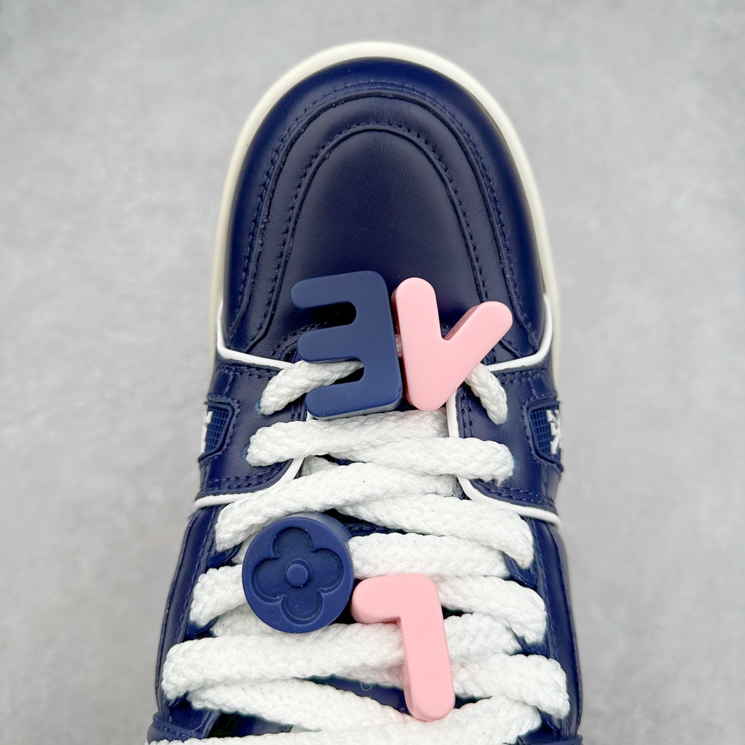 图片[4]-lv Trainer Maxi 小胖丁系列面包鞋 驴牌23S时尚走秀款 原版购入开发历时半年开发打造 原版完美楦型 多次调试 达到还原99% 鞋面独家订制细柔小牛皮 厚实织物鞋带 独家私模超轻TPU大底 原配扣子串珠 正确原装黄色鞋盒 正确中底印花 鞋面印花3D高频深度立体 全鞋电脑针车 紧密相连 针距密度一致 皮面裁剪部位 统一油边封口工艺 备受瞩目火热面包鞋再次拉满流量 各地网红上脚 立体饱满的彩色面包鞋身 超大版型重新诠释了 Virgil Abloh大热lv运动时装鞋 完美增高5CM Size 36 37 38 39 40 41 42 43 44 45-选品中心