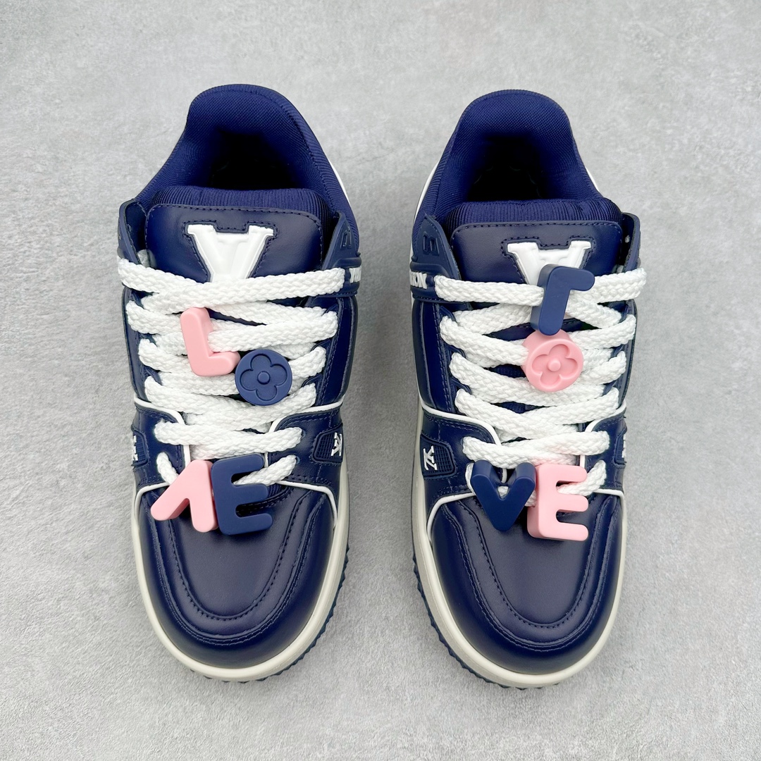 图片[2]-lv Trainer Maxi 小胖丁系列面包鞋 驴牌23S时尚走秀款 原版购入开发历时半年开发打造 原版完美楦型 多次调试 达到还原99% 鞋面独家订制细柔小牛皮 厚实织物鞋带 独家私模超轻TPU大底 原配扣子串珠 正确原装黄色鞋盒 正确中底印花 鞋面印花3D高频深度立体 全鞋电脑针车 紧密相连 针距密度一致 皮面裁剪部位 统一油边封口工艺 备受瞩目火热面包鞋再次拉满流量 各地网红上脚 立体饱满的彩色面包鞋身 超大版型重新诠释了 Virgil Abloh大热lv运动时装鞋 完美增高5CM Size 36 37 38 39 40 41 42 43 44 45-选品中心