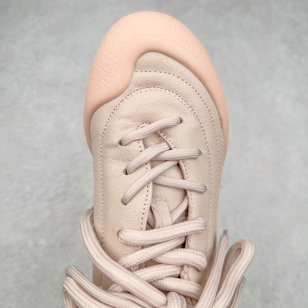 图片[4]-ALEXANDER MCQUEEN 亚历山大麦昆 2024s Flexion复古运动鞋 受到解剖学的启发 分体鞋底和肌腱状元素体现了品牌初期的设计主题 采用粒面皮革制成，配有不同尺寸的鞋带和一个受脚部解剖结构本身启发的轻质分体鞋底，轻盈软性，运动鞋的后跟处有一个浮雕的倒置骷髅装饰 感觉非常有攀登风格，简约低调设计 可搭配成衣系列演绎百搭造型 定制小牛皮材质 流行元素拉满，Alexander McQueen x DONGLIANG |首次合作品牌现任创意总监Sean McGirr操刀。尺码：35 36 37 38 39 40-选品中心