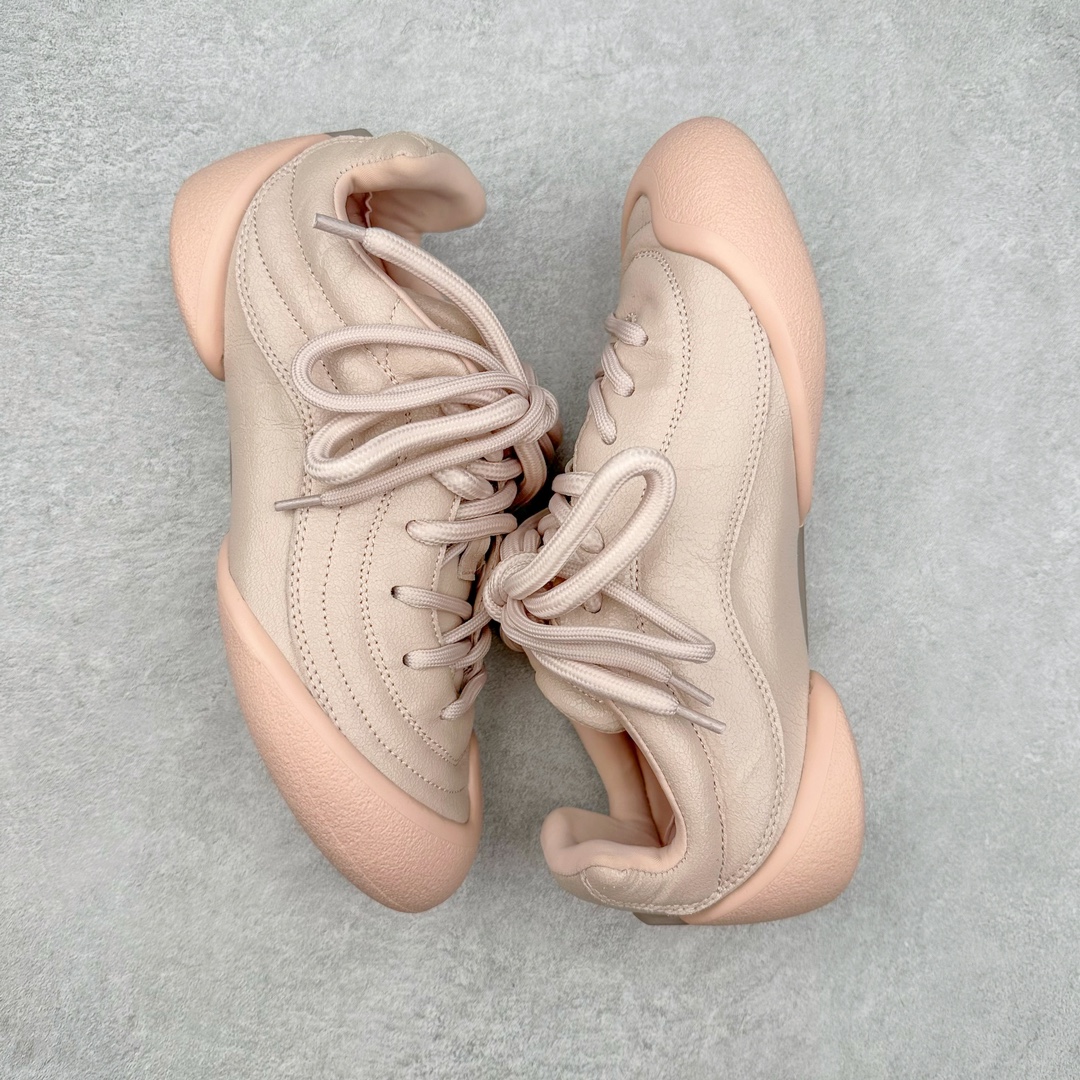 图片[3]-ALEXANDER MCQUEEN 亚历山大麦昆 2024s Flexion复古运动鞋 受到解剖学的启发 分体鞋底和肌腱状元素体现了品牌初期的设计主题 采用粒面皮革制成，配有不同尺寸的鞋带和一个受脚部解剖结构本身启发的轻质分体鞋底，轻盈软性，运动鞋的后跟处有一个浮雕的倒置骷髅装饰 感觉非常有攀登风格，简约低调设计 可搭配成衣系列演绎百搭造型 定制小牛皮材质 流行元素拉满，Alexander McQueen x DONGLIANG |首次合作品牌现任创意总监Sean McGirr操刀。尺码：35 36 37 38 39 40-选品中心