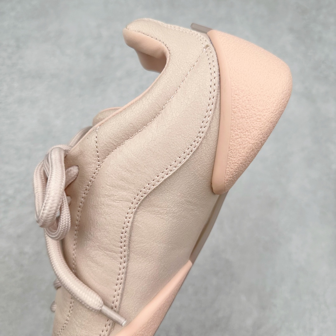 图片[7]-ALEXANDER MCQUEEN 亚历山大麦昆 2024s Flexion复古运动鞋 受到解剖学的启发 分体鞋底和肌腱状元素体现了品牌初期的设计主题 采用粒面皮革制成，配有不同尺寸的鞋带和一个受脚部解剖结构本身启发的轻质分体鞋底，轻盈软性，运动鞋的后跟处有一个浮雕的倒置骷髅装饰 感觉非常有攀登风格，简约低调设计 可搭配成衣系列演绎百搭造型 定制小牛皮材质 流行元素拉满，Alexander McQueen x DONGLIANG |首次合作品牌现任创意总监Sean McGirr操刀。尺码：35 36 37 38 39 40-选品中心