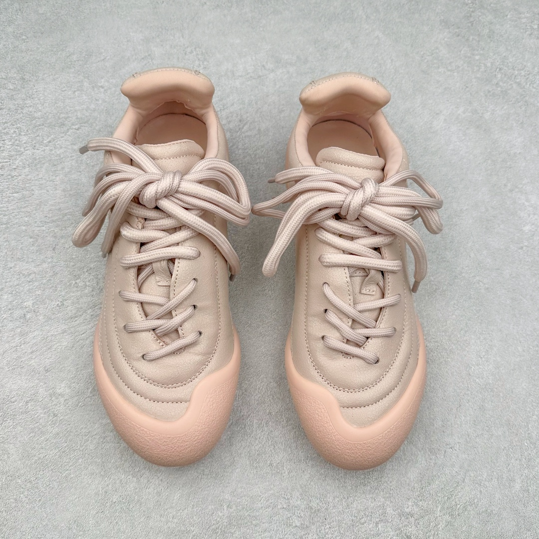 图片[2]-ALEXANDER MCQUEEN 亚历山大麦昆 2024s Flexion复古运动鞋 受到解剖学的启发 分体鞋底和肌腱状元素体现了品牌初期的设计主题 采用粒面皮革制成，配有不同尺寸的鞋带和一个受脚部解剖结构本身启发的轻质分体鞋底，轻盈软性，运动鞋的后跟处有一个浮雕的倒置骷髅装饰 感觉非常有攀登风格，简约低调设计 可搭配成衣系列演绎百搭造型 定制小牛皮材质 流行元素拉满，Alexander McQueen x DONGLIANG |首次合作品牌现任创意总监Sean McGirr操刀。尺码：35 36 37 38 39 40-选品中心