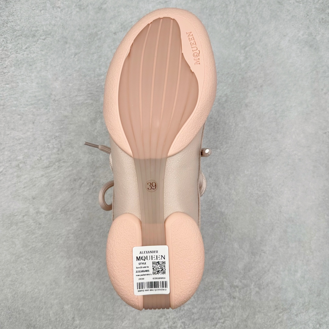 图片[9]-ALEXANDER MCQUEEN 亚历山大麦昆 2024s Flexion复古运动鞋 受到解剖学的启发 分体鞋底和肌腱状元素体现了品牌初期的设计主题 采用粒面皮革制成，配有不同尺寸的鞋带和一个受脚部解剖结构本身启发的轻质分体鞋底，轻盈软性，运动鞋的后跟处有一个浮雕的倒置骷髅装饰 感觉非常有攀登风格，简约低调设计 可搭配成衣系列演绎百搭造型 定制小牛皮材质 流行元素拉满，Alexander McQueen x DONGLIANG |首次合作品牌现任创意总监Sean McGirr操刀。尺码：35 36 37 38 39 40-选品中心