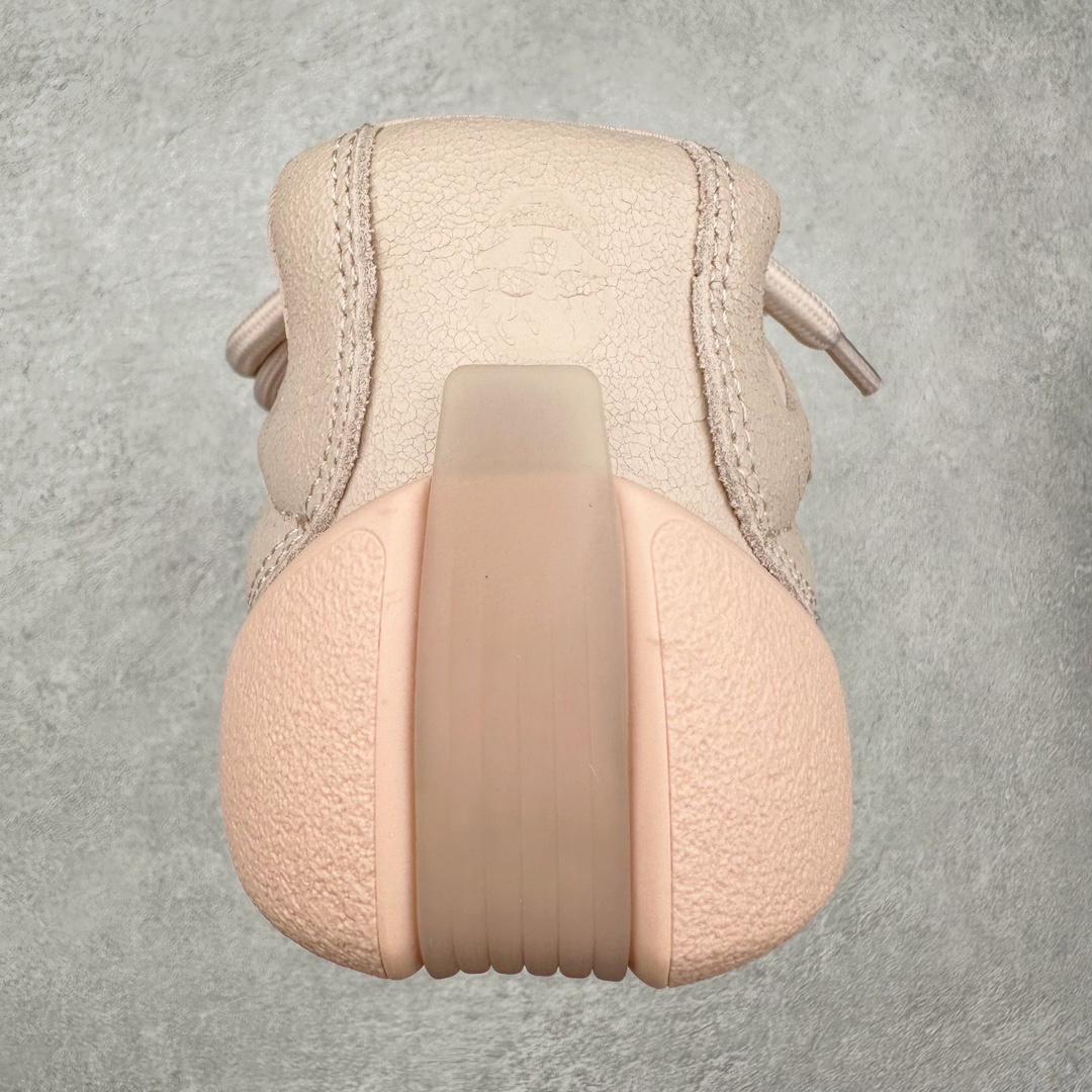 图片[8]-ALEXANDER MCQUEEN 亚历山大麦昆 2024s Flexion复古运动鞋 受到解剖学的启发 分体鞋底和肌腱状元素体现了品牌初期的设计主题 采用粒面皮革制成，配有不同尺寸的鞋带和一个受脚部解剖结构本身启发的轻质分体鞋底，轻盈软性，运动鞋的后跟处有一个浮雕的倒置骷髅装饰 感觉非常有攀登风格，简约低调设计 可搭配成衣系列演绎百搭造型 定制小牛皮材质 流行元素拉满，Alexander McQueen x DONGLIANG |首次合作品牌现任创意总监Sean McGirr操刀。尺码：35 36 37 38 39 40-选品中心