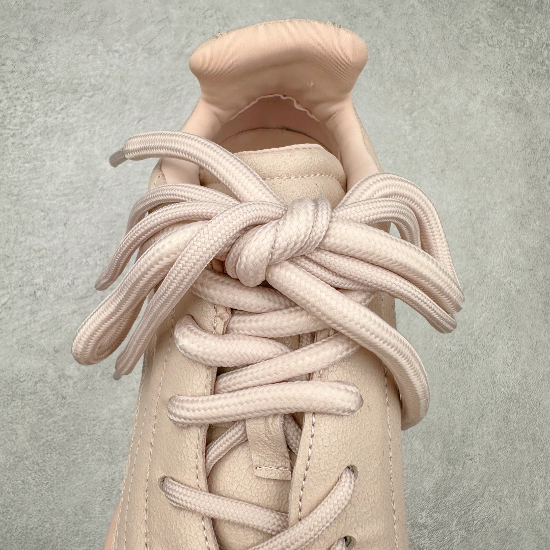 图片[5]-ALEXANDER MCQUEEN 亚历山大麦昆 2024s Flexion复古运动鞋 受到解剖学的启发 分体鞋底和肌腱状元素体现了品牌初期的设计主题 采用粒面皮革制成，配有不同尺寸的鞋带和一个受脚部解剖结构本身启发的轻质分体鞋底，轻盈软性，运动鞋的后跟处有一个浮雕的倒置骷髅装饰 感觉非常有攀登风格，简约低调设计 可搭配成衣系列演绎百搭造型 定制小牛皮材质 流行元素拉满，Alexander McQueen x DONGLIANG |首次合作品牌现任创意总监Sean McGirr操刀。尺码：35 36 37 38 39 40-选品中心