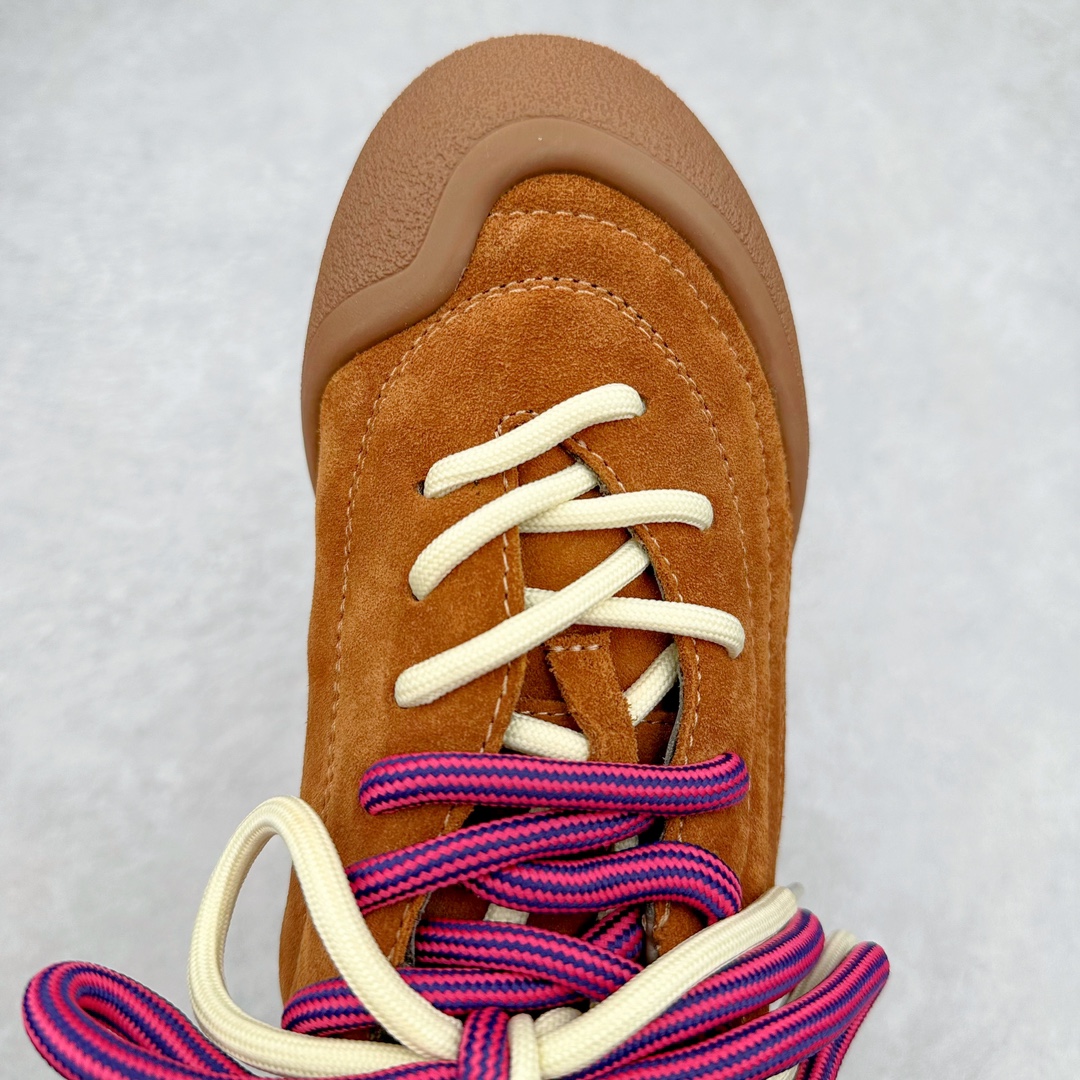 图片[4]-ALEXANDER MCQUEEN 亚历山大麦昆 2024s Flexion复古运动鞋 受到解剖学的启发 分体鞋底和肌腱状元素体现了品牌初期的设计主题 采用粒面皮革制成，配有不同尺寸的鞋带和一个受脚部解剖结构本身启发的轻质分体鞋底，轻盈软性，运动鞋的后跟处有一个浮雕的倒置骷髅装饰 感觉非常有攀登风格，简约低调设计 可搭配成衣系列演绎百搭造型 定制小牛皮材质 流行元素拉满，Alexander McQueen x DONGLIANG |首次合作品牌现任创意总监Sean McGirr操刀。尺码：35 36 37 38 39 40-选品中心