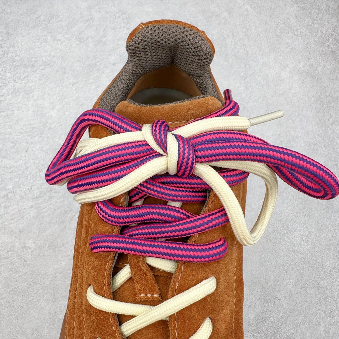 图片[5]-ALEXANDER MCQUEEN 亚历山大麦昆 2024s Flexion复古运动鞋 受到解剖学的启发 分体鞋底和肌腱状元素体现了品牌初期的设计主题 采用粒面皮革制成，配有不同尺寸的鞋带和一个受脚部解剖结构本身启发的轻质分体鞋底，轻盈软性，运动鞋的后跟处有一个浮雕的倒置骷髅装饰 感觉非常有攀登风格，简约低调设计 可搭配成衣系列演绎百搭造型 定制小牛皮材质 流行元素拉满，Alexander McQueen x DONGLIANG |首次合作品牌现任创意总监Sean McGirr操刀。尺码：35 36 37 38 39 40-选品中心