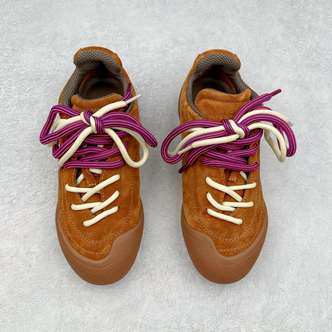 图片[2]-ALEXANDER MCQUEEN 亚历山大麦昆 2024s Flexion复古运动鞋 受到解剖学的启发 分体鞋底和肌腱状元素体现了品牌初期的设计主题 采用粒面皮革制成，配有不同尺寸的鞋带和一个受脚部解剖结构本身启发的轻质分体鞋底，轻盈软性，运动鞋的后跟处有一个浮雕的倒置骷髅装饰 感觉非常有攀登风格，简约低调设计 可搭配成衣系列演绎百搭造型 定制小牛皮材质 流行元素拉满，Alexander McQueen x DONGLIANG |首次合作品牌现任创意总监Sean McGirr操刀。尺码：35 36 37 38 39 40-选品中心