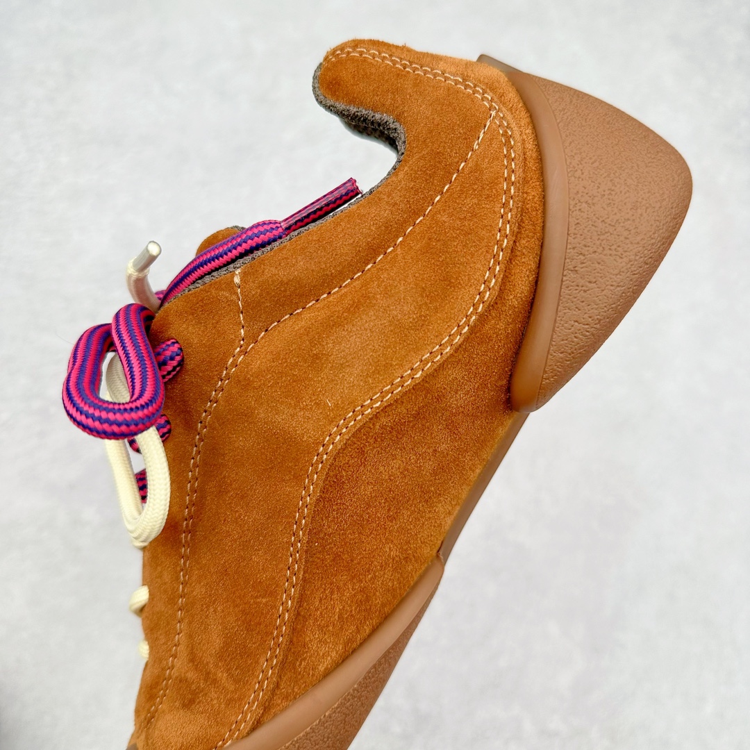 图片[7]-ALEXANDER MCQUEEN 亚历山大麦昆 2024s Flexion复古运动鞋 受到解剖学的启发 分体鞋底和肌腱状元素体现了品牌初期的设计主题 采用粒面皮革制成，配有不同尺寸的鞋带和一个受脚部解剖结构本身启发的轻质分体鞋底，轻盈软性，运动鞋的后跟处有一个浮雕的倒置骷髅装饰 感觉非常有攀登风格，简约低调设计 可搭配成衣系列演绎百搭造型 定制小牛皮材质 流行元素拉满，Alexander McQueen x DONGLIANG |首次合作品牌现任创意总监Sean McGirr操刀。尺码：35 36 37 38 39 40-选品中心