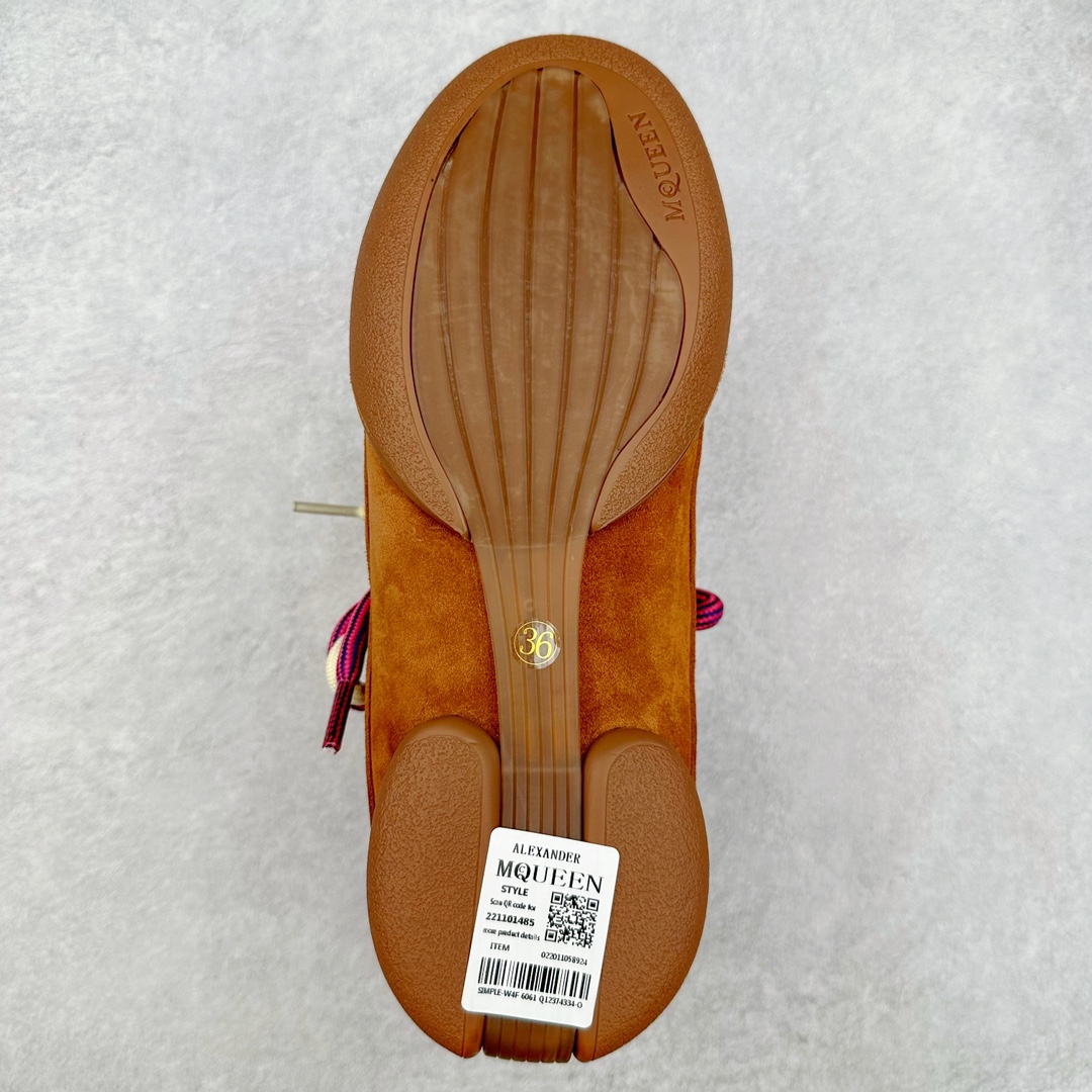 图片[9]-ALEXANDER MCQUEEN 亚历山大麦昆 2024s Flexion复古运动鞋 受到解剖学的启发 分体鞋底和肌腱状元素体现了品牌初期的设计主题 采用粒面皮革制成，配有不同尺寸的鞋带和一个受脚部解剖结构本身启发的轻质分体鞋底，轻盈软性，运动鞋的后跟处有一个浮雕的倒置骷髅装饰 感觉非常有攀登风格，简约低调设计 可搭配成衣系列演绎百搭造型 定制小牛皮材质 流行元素拉满，Alexander McQueen x DONGLIANG |首次合作品牌现任创意总监Sean McGirr操刀。尺码：35 36 37 38 39 40-选品中心