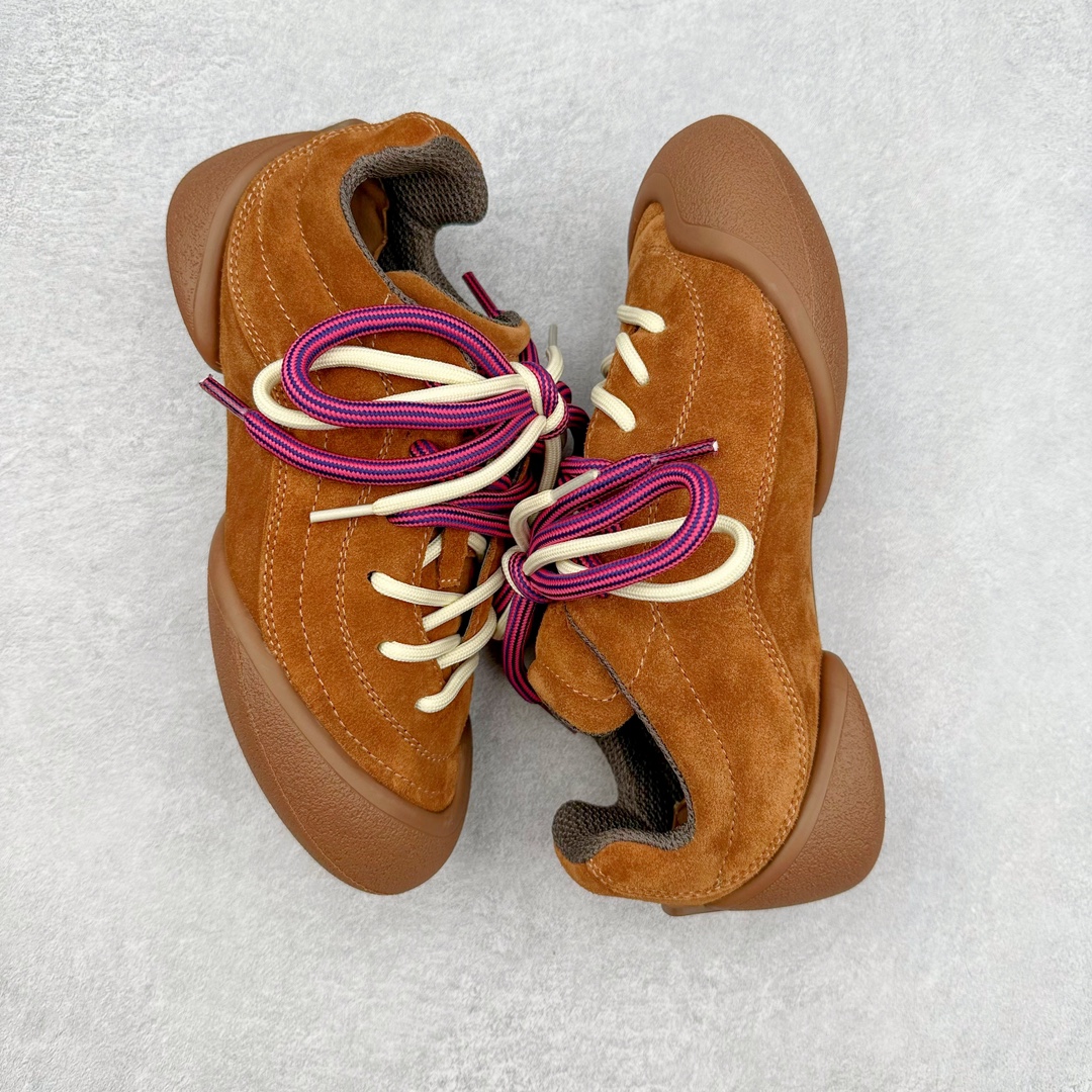 图片[3]-ALEXANDER MCQUEEN 亚历山大麦昆 2024s Flexion复古运动鞋 受到解剖学的启发 分体鞋底和肌腱状元素体现了品牌初期的设计主题 采用粒面皮革制成，配有不同尺寸的鞋带和一个受脚部解剖结构本身启发的轻质分体鞋底，轻盈软性，运动鞋的后跟处有一个浮雕的倒置骷髅装饰 感觉非常有攀登风格，简约低调设计 可搭配成衣系列演绎百搭造型 定制小牛皮材质 流行元素拉满，Alexander McQueen x DONGLIANG |首次合作品牌现任创意总监Sean McGirr操刀。尺码：35 36 37 38 39 40-选品中心