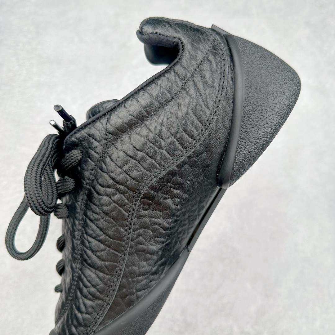 图片[7]-ALEXANDER MCQUEEN 亚历山大麦昆 2024s Flexion复古运动鞋 受到解剖学的启发 分体鞋底和肌腱状元素体现了品牌初期的设计主题 采用粒面皮革制成，配有不同尺寸的鞋带和一个受脚部解剖结构本身启发的轻质分体鞋底，轻盈软性，运动鞋的后跟处有一个浮雕的倒置骷髅装饰 感觉非常有攀登风格，简约低调设计 可搭配成衣系列演绎百搭造型 定制小牛皮材质 流行元素拉满，Alexander McQueen x DONGLIANG |首次合作品牌现任创意总监Sean McGirr操刀。尺码：35 36 37 38 39 40-选品中心