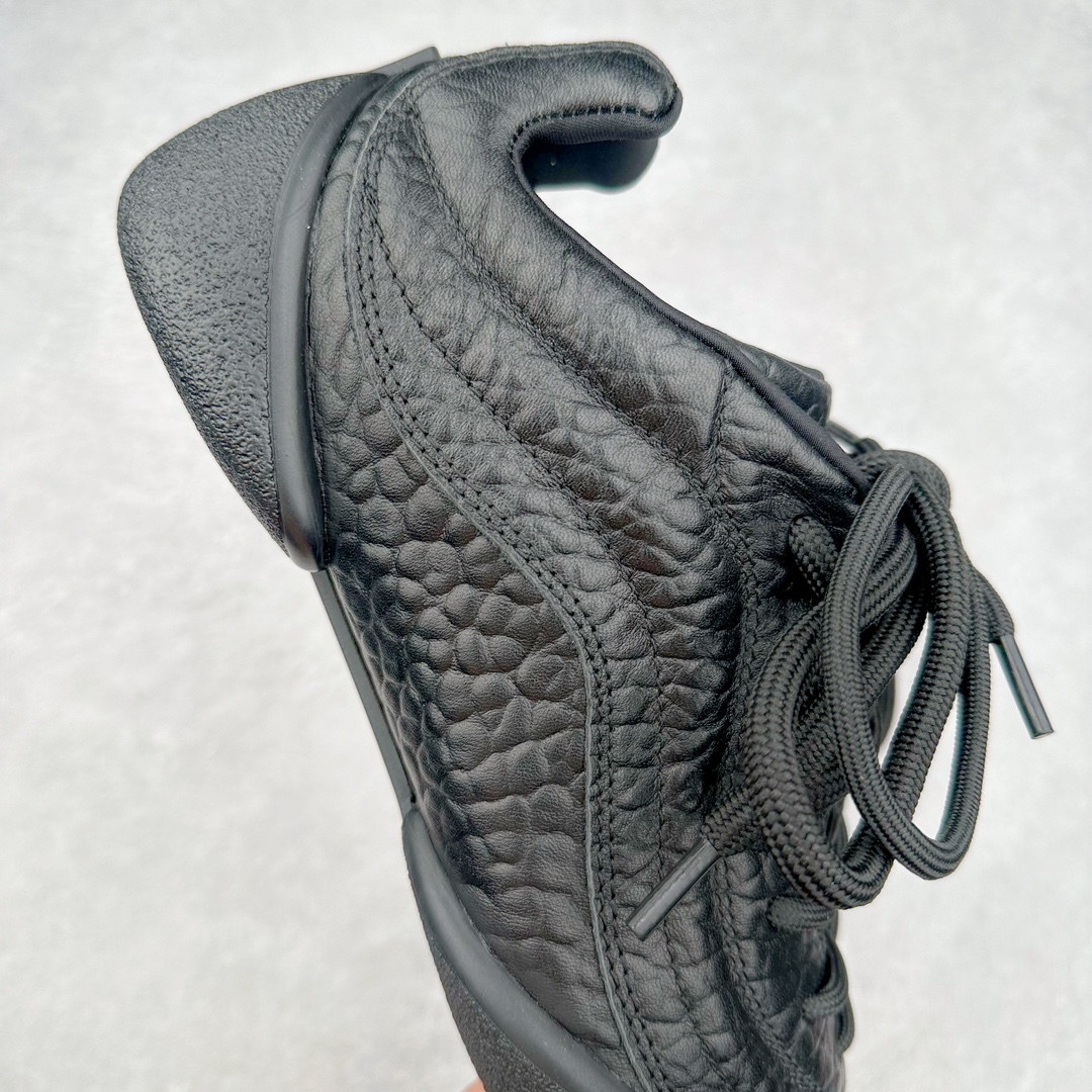 图片[6]-ALEXANDER MCQUEEN 亚历山大麦昆 2024s Flexion复古运动鞋 受到解剖学的启发 分体鞋底和肌腱状元素体现了品牌初期的设计主题 采用粒面皮革制成，配有不同尺寸的鞋带和一个受脚部解剖结构本身启发的轻质分体鞋底，轻盈软性，运动鞋的后跟处有一个浮雕的倒置骷髅装饰 感觉非常有攀登风格，简约低调设计 可搭配成衣系列演绎百搭造型 定制小牛皮材质 流行元素拉满，Alexander McQueen x DONGLIANG |首次合作品牌现任创意总监Sean McGirr操刀。尺码：35 36 37 38 39 40-选品中心