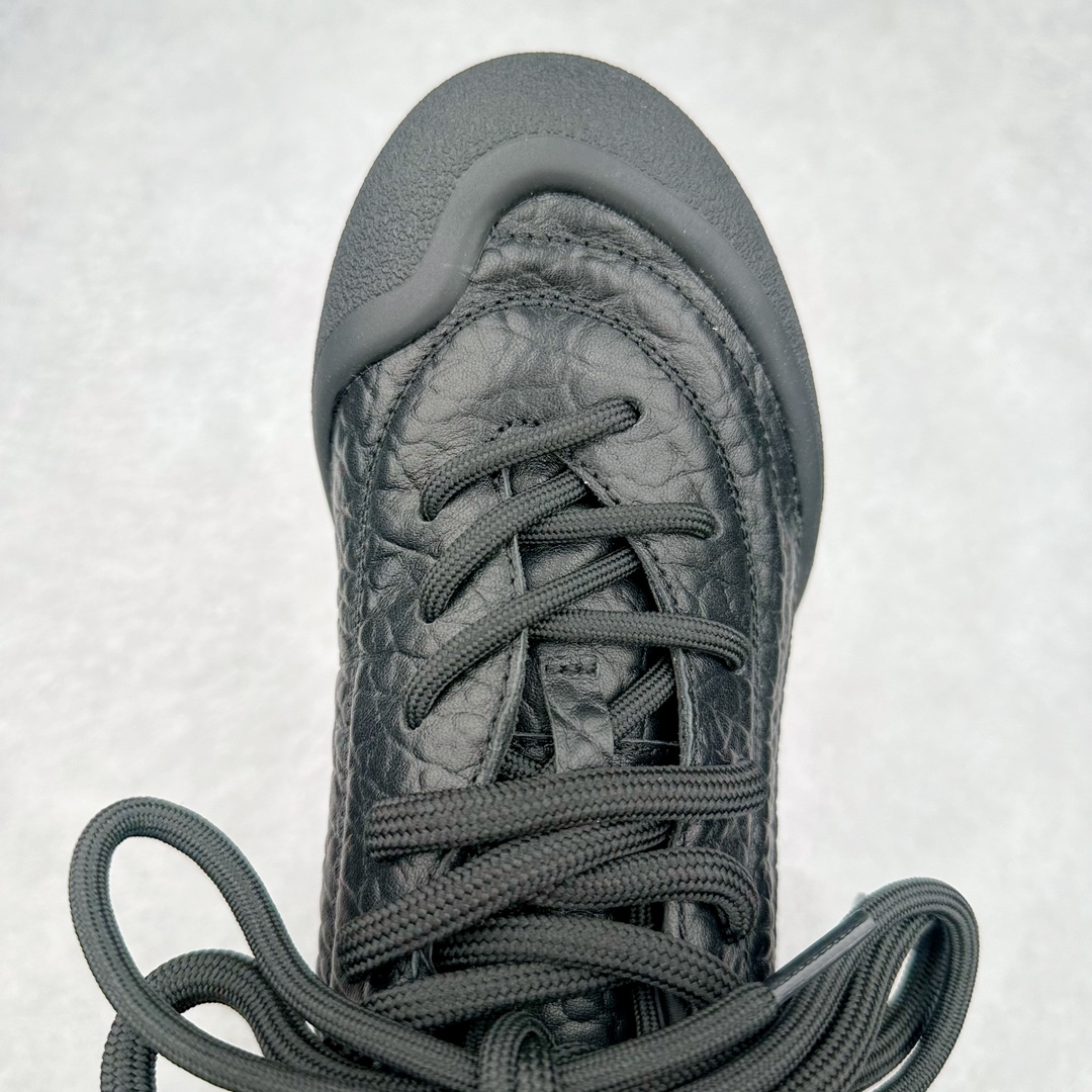 图片[4]-ALEXANDER MCQUEEN 亚历山大麦昆 2024s Flexion复古运动鞋 受到解剖学的启发 分体鞋底和肌腱状元素体现了品牌初期的设计主题 采用粒面皮革制成，配有不同尺寸的鞋带和一个受脚部解剖结构本身启发的轻质分体鞋底，轻盈软性，运动鞋的后跟处有一个浮雕的倒置骷髅装饰 感觉非常有攀登风格，简约低调设计 可搭配成衣系列演绎百搭造型 定制小牛皮材质 流行元素拉满，Alexander McQueen x DONGLIANG |首次合作品牌现任创意总监Sean McGirr操刀。尺码：35 36 37 38 39 40-选品中心