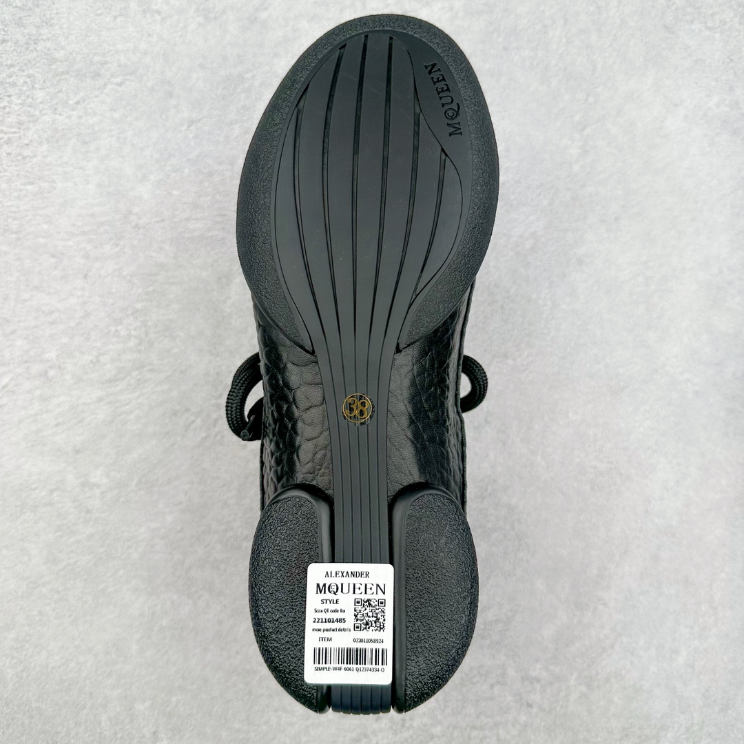 图片[9]-ALEXANDER MCQUEEN 亚历山大麦昆 2024s Flexion复古运动鞋 受到解剖学的启发 分体鞋底和肌腱状元素体现了品牌初期的设计主题 采用粒面皮革制成，配有不同尺寸的鞋带和一个受脚部解剖结构本身启发的轻质分体鞋底，轻盈软性，运动鞋的后跟处有一个浮雕的倒置骷髅装饰 感觉非常有攀登风格，简约低调设计 可搭配成衣系列演绎百搭造型 定制小牛皮材质 流行元素拉满，Alexander McQueen x DONGLIANG |首次合作品牌现任创意总监Sean McGirr操刀。尺码：35 36 37 38 39 40-选品中心