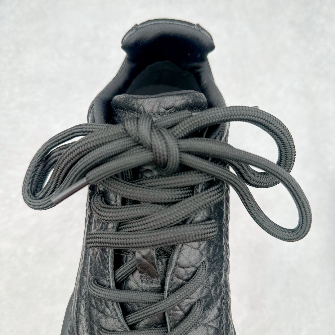 图片[5]-ALEXANDER MCQUEEN 亚历山大麦昆 2024s Flexion复古运动鞋 受到解剖学的启发 分体鞋底和肌腱状元素体现了品牌初期的设计主题 采用粒面皮革制成，配有不同尺寸的鞋带和一个受脚部解剖结构本身启发的轻质分体鞋底，轻盈软性，运动鞋的后跟处有一个浮雕的倒置骷髅装饰 感觉非常有攀登风格，简约低调设计 可搭配成衣系列演绎百搭造型 定制小牛皮材质 流行元素拉满，Alexander McQueen x DONGLIANG |首次合作品牌现任创意总监Sean McGirr操刀。尺码：35 36 37 38 39 40-选品中心