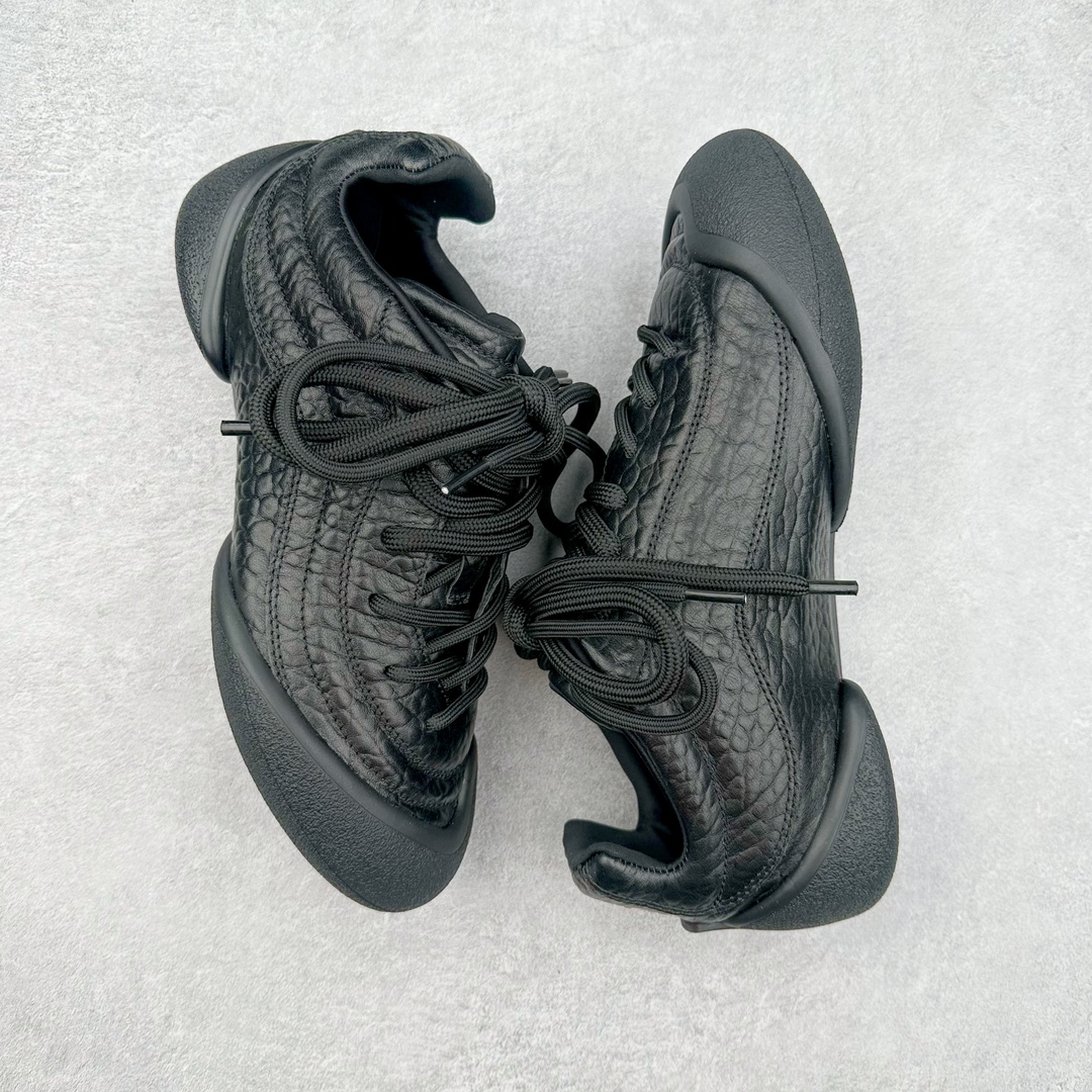 图片[3]-ALEXANDER MCQUEEN 亚历山大麦昆 2024s Flexion复古运动鞋 受到解剖学的启发 分体鞋底和肌腱状元素体现了品牌初期的设计主题 采用粒面皮革制成，配有不同尺寸的鞋带和一个受脚部解剖结构本身启发的轻质分体鞋底，轻盈软性，运动鞋的后跟处有一个浮雕的倒置骷髅装饰 感觉非常有攀登风格，简约低调设计 可搭配成衣系列演绎百搭造型 定制小牛皮材质 流行元素拉满，Alexander McQueen x DONGLIANG |首次合作品牌现任创意总监Sean McGirr操刀。尺码：35 36 37 38 39 40-选品中心