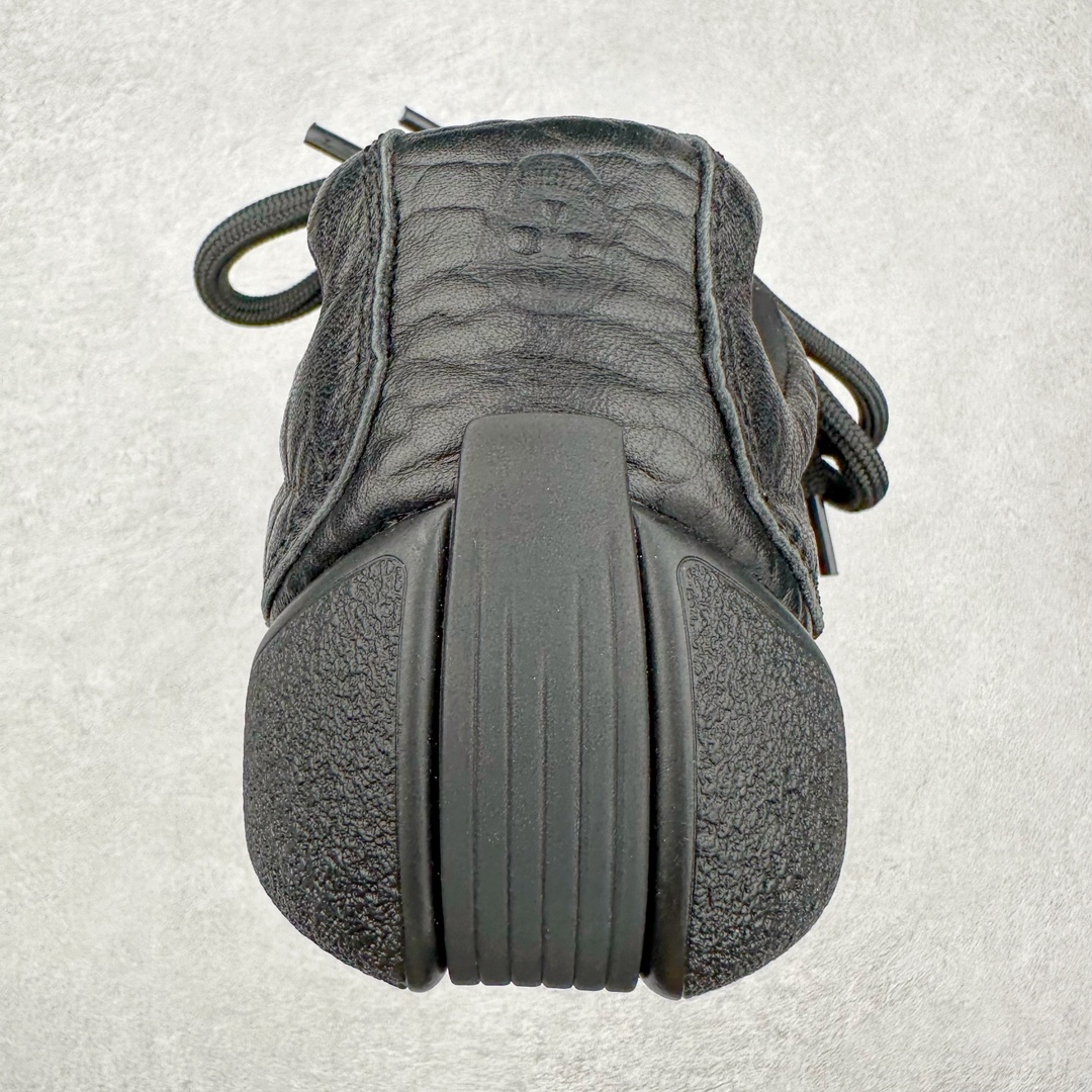 图片[8]-ALEXANDER MCQUEEN 亚历山大麦昆 2024s Flexion复古运动鞋 受到解剖学的启发 分体鞋底和肌腱状元素体现了品牌初期的设计主题 采用粒面皮革制成，配有不同尺寸的鞋带和一个受脚部解剖结构本身启发的轻质分体鞋底，轻盈软性，运动鞋的后跟处有一个浮雕的倒置骷髅装饰 感觉非常有攀登风格，简约低调设计 可搭配成衣系列演绎百搭造型 定制小牛皮材质 流行元素拉满，Alexander McQueen x DONGLIANG |首次合作品牌现任创意总监Sean McGirr操刀。尺码：35 36 37 38 39 40-选品中心