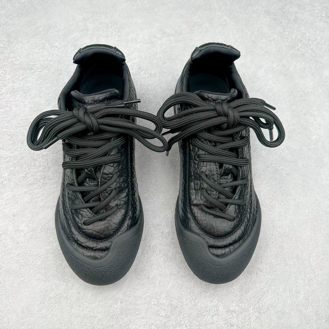 图片[2]-ALEXANDER MCQUEEN 亚历山大麦昆 2024s Flexion复古运动鞋 受到解剖学的启发 分体鞋底和肌腱状元素体现了品牌初期的设计主题 采用粒面皮革制成，配有不同尺寸的鞋带和一个受脚部解剖结构本身启发的轻质分体鞋底，轻盈软性，运动鞋的后跟处有一个浮雕的倒置骷髅装饰 感觉非常有攀登风格，简约低调设计 可搭配成衣系列演绎百搭造型 定制小牛皮材质 流行元素拉满，Alexander McQueen x DONGLIANG |首次合作品牌现任创意总监Sean McGirr操刀。尺码：35 36 37 38 39 40-选品中心