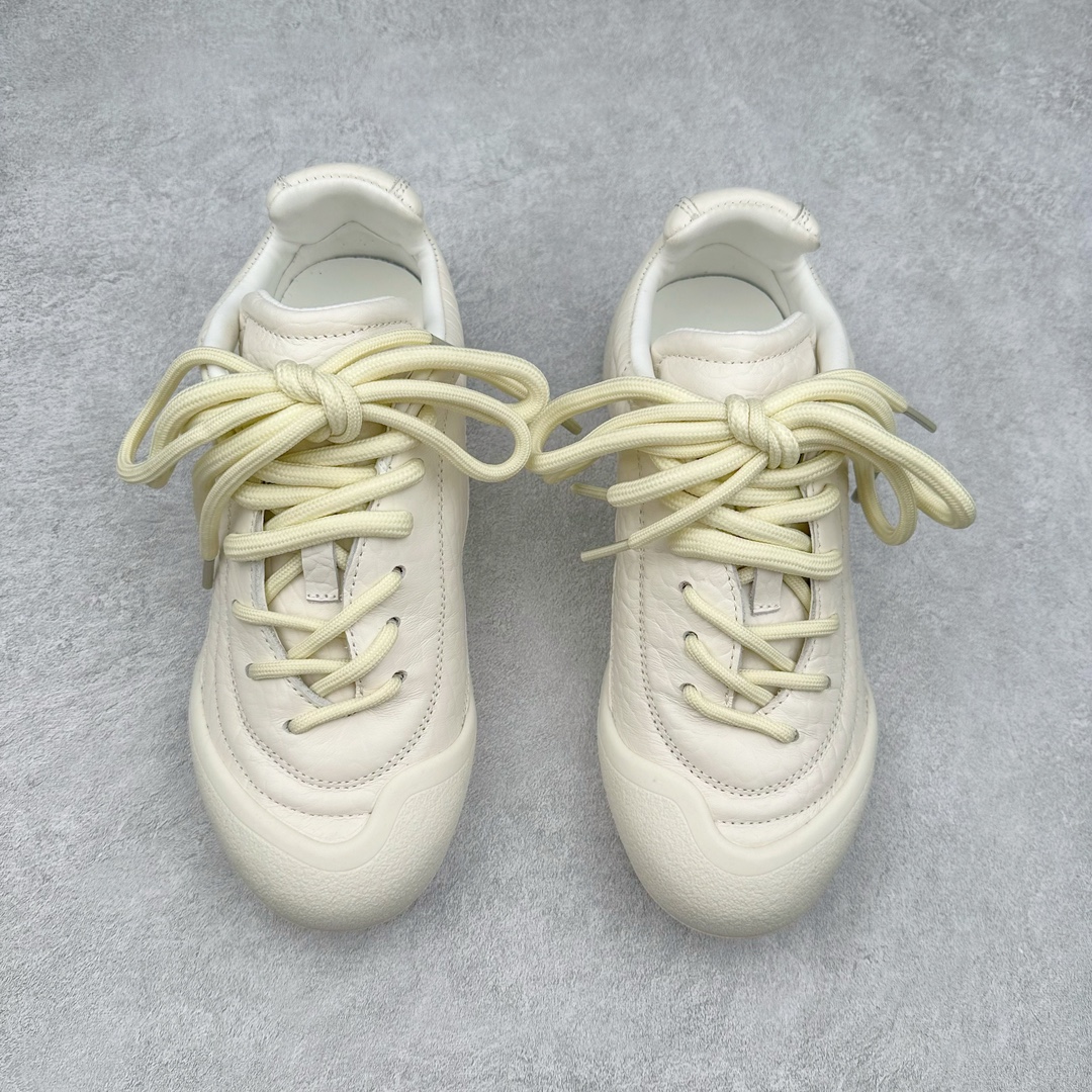 图片[2]-ALEXANDER MCQUEEN 亚历山大麦昆 2024s Flexion复古运动鞋 受到解剖学的启发 分体鞋底和肌腱状元素体现了品牌初期的设计主题 采用粒面皮革制成，配有不同尺寸的鞋带和一个受脚部解剖结构本身启发的轻质分体鞋底，轻盈软性，运动鞋的后跟处有一个浮雕的倒置骷髅装饰 感觉非常有攀登风格，简约低调设计 可搭配成衣系列演绎百搭造型 定制小牛皮材质 流行元素拉满，Alexander McQueen x DONGLIANG |首次合作品牌现任创意总监Sean McGirr操刀。尺码：35 36 37 38 39 40-选品中心