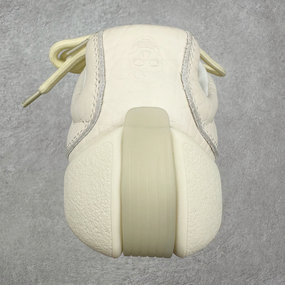 图片[8]-ALEXANDER MCQUEEN 亚历山大麦昆 2024s Flexion复古运动鞋 受到解剖学的启发 分体鞋底和肌腱状元素体现了品牌初期的设计主题 采用粒面皮革制成，配有不同尺寸的鞋带和一个受脚部解剖结构本身启发的轻质分体鞋底，轻盈软性，运动鞋的后跟处有一个浮雕的倒置骷髅装饰 感觉非常有攀登风格，简约低调设计 可搭配成衣系列演绎百搭造型 定制小牛皮材质 流行元素拉满，Alexander McQueen x DONGLIANG |首次合作品牌现任创意总监Sean McGirr操刀。尺码：35 36 37 38 39 40-选品中心