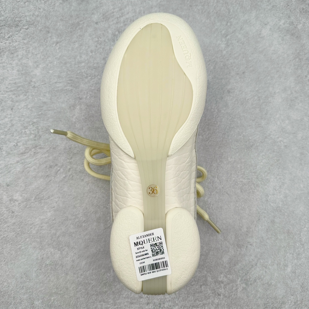 图片[9]-ALEXANDER MCQUEEN 亚历山大麦昆 2024s Flexion复古运动鞋 受到解剖学的启发 分体鞋底和肌腱状元素体现了品牌初期的设计主题 采用粒面皮革制成，配有不同尺寸的鞋带和一个受脚部解剖结构本身启发的轻质分体鞋底，轻盈软性，运动鞋的后跟处有一个浮雕的倒置骷髅装饰 感觉非常有攀登风格，简约低调设计 可搭配成衣系列演绎百搭造型 定制小牛皮材质 流行元素拉满，Alexander McQueen x DONGLIANG |首次合作品牌现任创意总监Sean McGirr操刀。尺码：35 36 37 38 39 40-选品中心