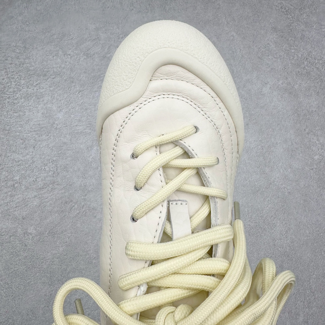 图片[4]-ALEXANDER MCQUEEN 亚历山大麦昆 2024s Flexion复古运动鞋 受到解剖学的启发 分体鞋底和肌腱状元素体现了品牌初期的设计主题 采用粒面皮革制成，配有不同尺寸的鞋带和一个受脚部解剖结构本身启发的轻质分体鞋底，轻盈软性，运动鞋的后跟处有一个浮雕的倒置骷髅装饰 感觉非常有攀登风格，简约低调设计 可搭配成衣系列演绎百搭造型 定制小牛皮材质 流行元素拉满，Alexander McQueen x DONGLIANG |首次合作品牌现任创意总监Sean McGirr操刀。尺码：35 36 37 38 39 40-选品中心