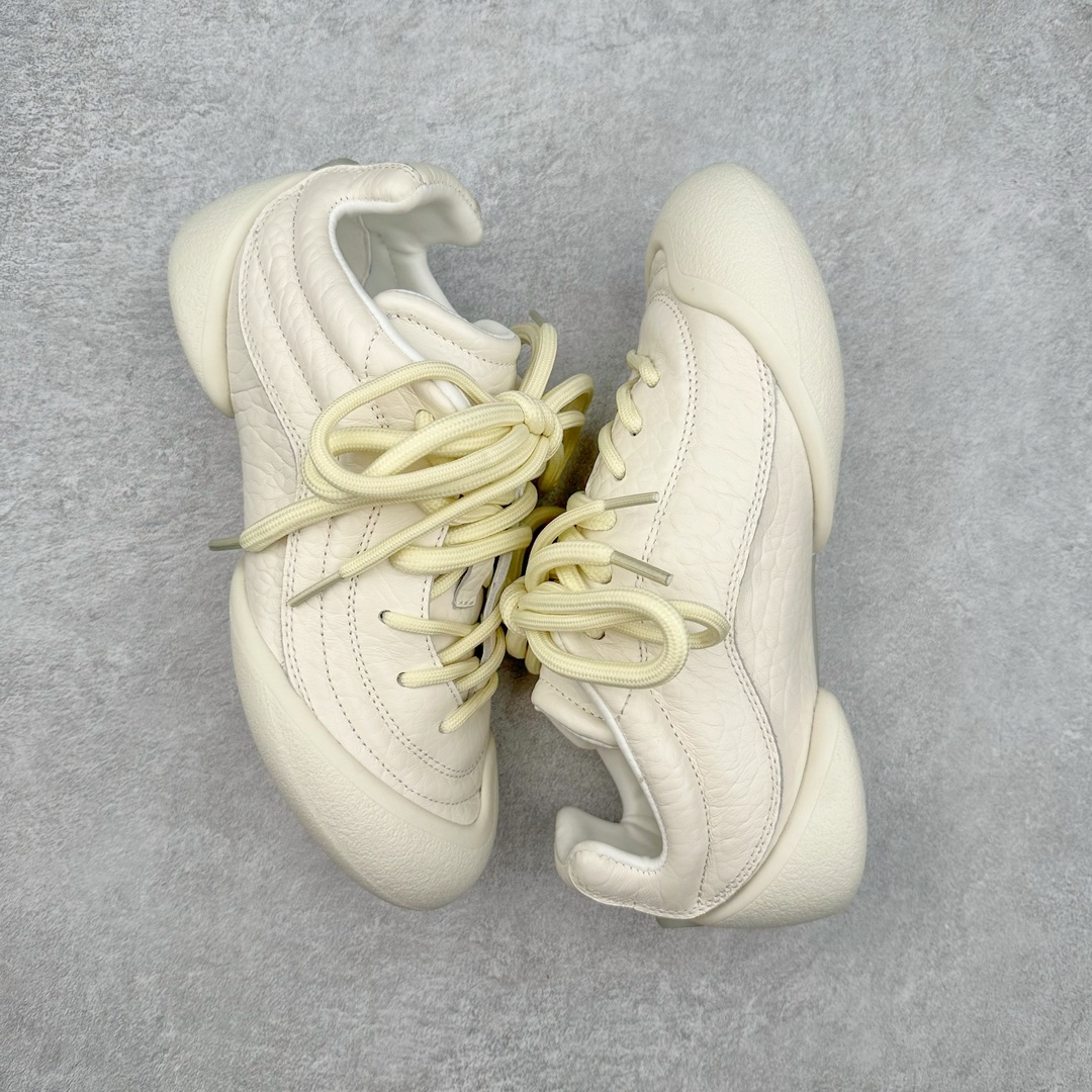 图片[3]-ALEXANDER MCQUEEN 亚历山大麦昆 2024s Flexion复古运动鞋 受到解剖学的启发 分体鞋底和肌腱状元素体现了品牌初期的设计主题 采用粒面皮革制成，配有不同尺寸的鞋带和一个受脚部解剖结构本身启发的轻质分体鞋底，轻盈软性，运动鞋的后跟处有一个浮雕的倒置骷髅装饰 感觉非常有攀登风格，简约低调设计 可搭配成衣系列演绎百搭造型 定制小牛皮材质 流行元素拉满，Alexander McQueen x DONGLIANG |首次合作品牌现任创意总监Sean McGirr操刀。尺码：35 36 37 38 39 40-选品中心