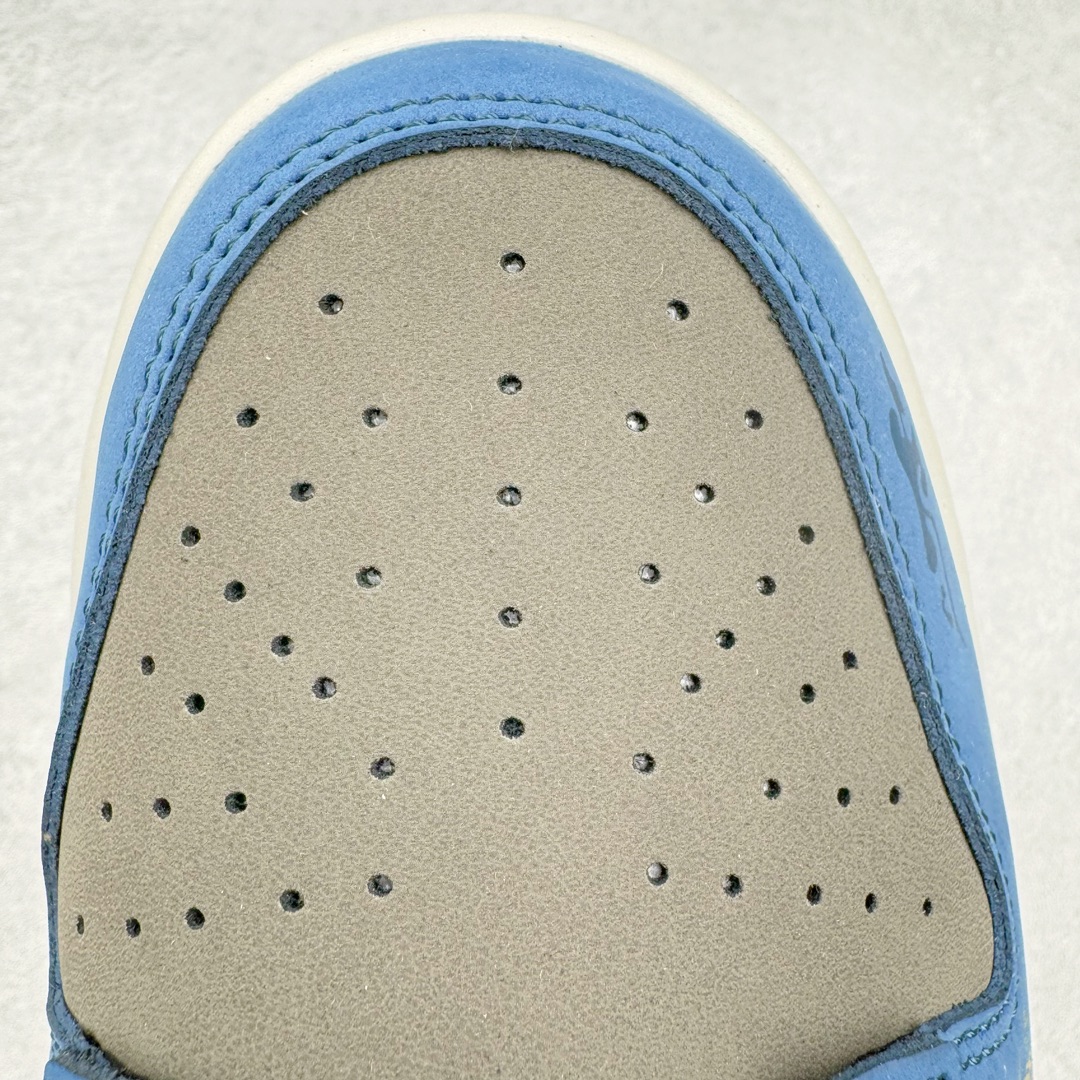 图片[19]-＃S2纯原 NK Dunk Low NO.205 黑神话悟空 祥云龙纹 游戏主题 解构复古减震耐磨轻便低帮板鞋 男女同款 米蓝黑 FB8895-601 灵感来源以黑神话悟空为主题 蓝黑金的配色搭配 加上金色勾子解构设计 祥云和龙纹图案 简约又百搭 要说最近最为热议的网络话题 非「黑神话：悟空」莫属了 这个里程碑式的国产3A游戏大作 已经完全出圈 而「黑神话：悟空」主题的球鞋 也悄悄然的浮出水面 一直热衷于球鞋概念画创作的创意艺术家 @nobrainer.psd 将他对于「黑神话：悟空」的理解 以球鞋为载体进行了诠释 他选用了游戏中的主角造型为主题 基于NK SB DunkLow 鞋型进行创作 不仅选取了服装色调营造游戏氛围 金色的Swoosh 加上祥云、龙纹的装饰 还真颇有一番滋味 尺码：35.5 36 36.5 37.5 38 38.5 39 40 40.5 41 42 42.5 43 44 44.5 45 46 47.5-选品中心