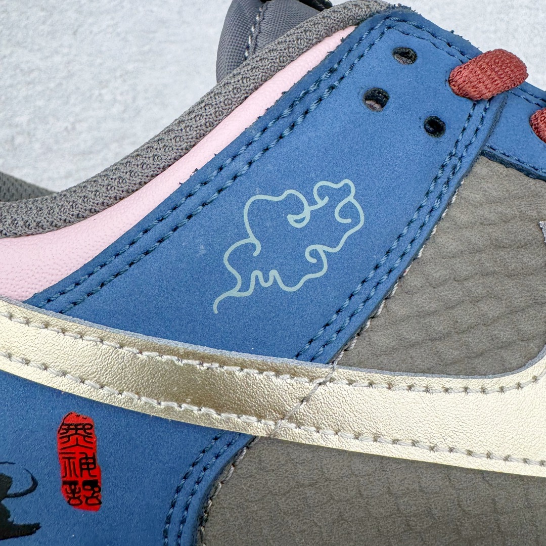 图片[16]-＃S2纯原 NK Dunk Low NO.205 黑神话悟空 祥云龙纹 游戏主题 解构复古减震耐磨轻便低帮板鞋 男女同款 米蓝黑 FB8895-601 灵感来源以黑神话悟空为主题 蓝黑金的配色搭配 加上金色勾子解构设计 祥云和龙纹图案 简约又百搭 要说最近最为热议的网络话题 非「黑神话：悟空」莫属了 这个里程碑式的国产3A游戏大作 已经完全出圈 而「黑神话：悟空」主题的球鞋 也悄悄然的浮出水面 一直热衷于球鞋概念画创作的创意艺术家 @nobrainer.psd 将他对于「黑神话：悟空」的理解 以球鞋为载体进行了诠释 他选用了游戏中的主角造型为主题 基于NK SB DunkLow 鞋型进行创作 不仅选取了服装色调营造游戏氛围 金色的Swoosh 加上祥云、龙纹的装饰 还真颇有一番滋味 尺码：35.5 36 36.5 37.5 38 38.5 39 40 40.5 41 42 42.5 43 44 44.5 45 46 47.5-选品中心