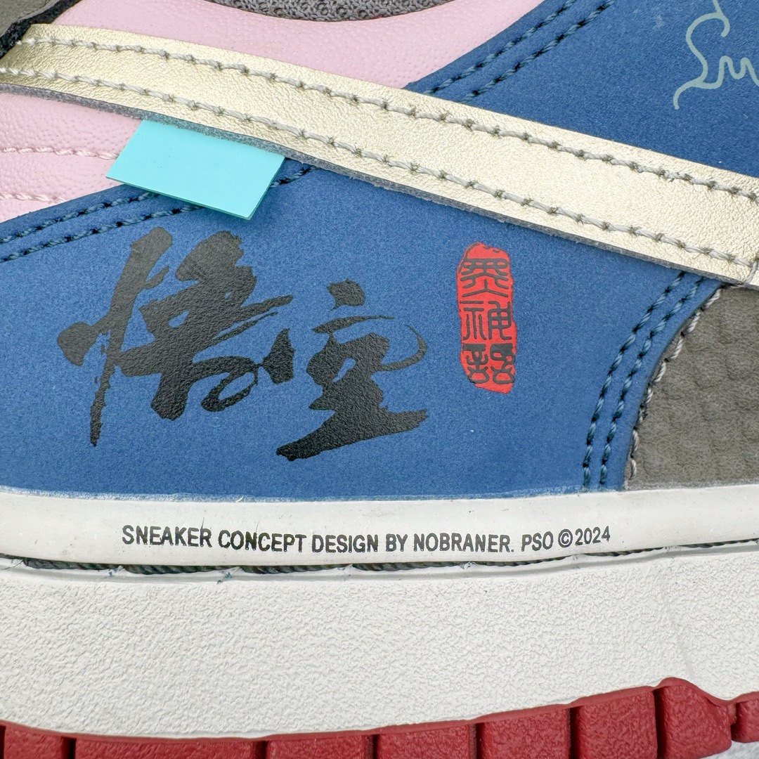 图片[17]-＃S2纯原 NK Dunk Low NO.205 黑神话悟空 祥云龙纹 游戏主题 解构复古减震耐磨轻便低帮板鞋 男女同款 米蓝黑 FB8895-601 灵感来源以黑神话悟空为主题 蓝黑金的配色搭配 加上金色勾子解构设计 祥云和龙纹图案 简约又百搭 要说最近最为热议的网络话题 非「黑神话：悟空」莫属了 这个里程碑式的国产3A游戏大作 已经完全出圈 而「黑神话：悟空」主题的球鞋 也悄悄然的浮出水面 一直热衷于球鞋概念画创作的创意艺术家 @nobrainer.psd 将他对于「黑神话：悟空」的理解 以球鞋为载体进行了诠释 他选用了游戏中的主角造型为主题 基于NK SB DunkLow 鞋型进行创作 不仅选取了服装色调营造游戏氛围 金色的Swoosh 加上祥云、龙纹的装饰 还真颇有一番滋味 尺码：35.5 36 36.5 37.5 38 38.5 39 40 40.5 41 42 42.5 43 44 44.5 45 46 47.5-选品中心